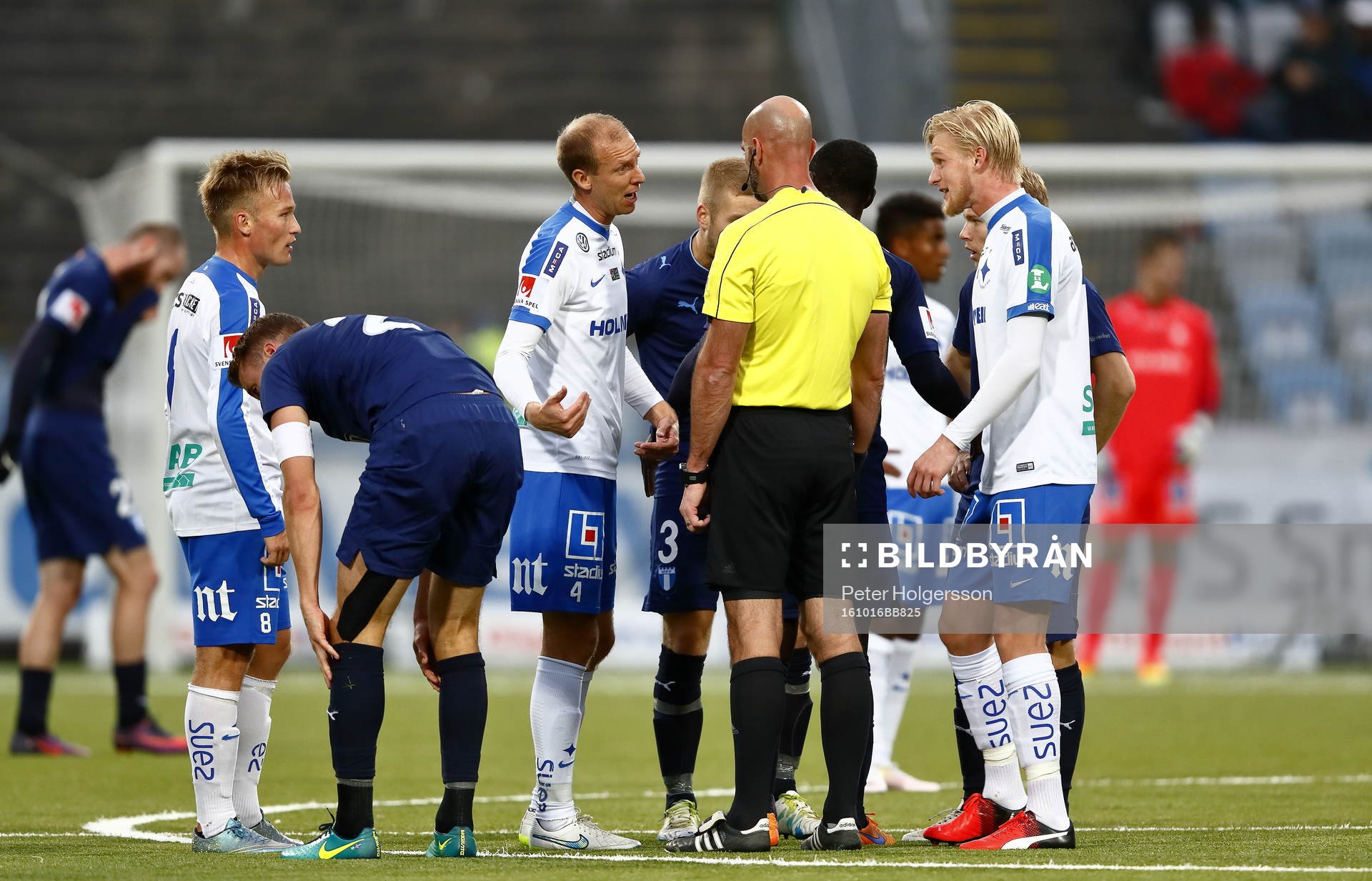 Norrköpings Andreas Johansson pratar med domare Stefan