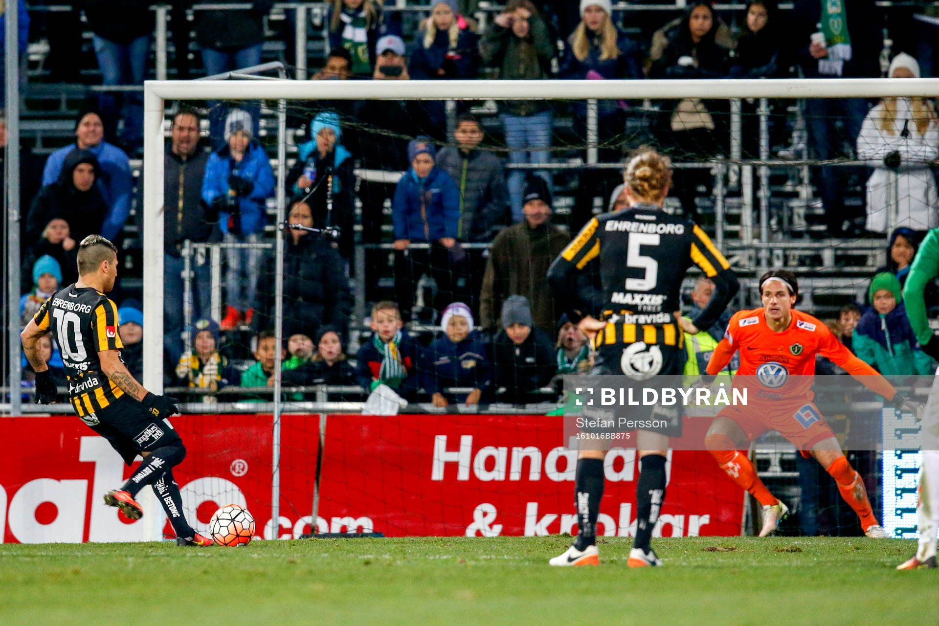 Häckens Paulo de Oliveira gör 1-1 på straff under fotbollsmatchen i Allsvenskan mellan Jönköping och Häcken den 16 oktober 2016 i Jönköping.