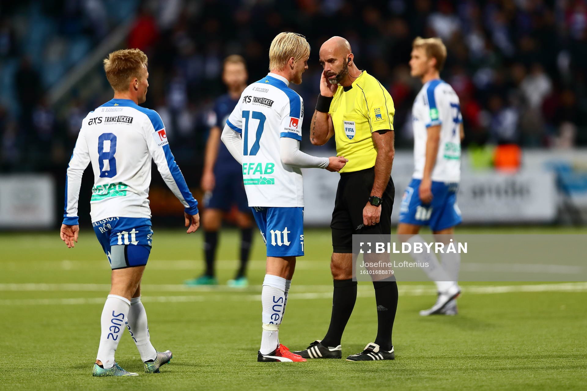 Norrköpings Karl Holmberg pratar med domaren