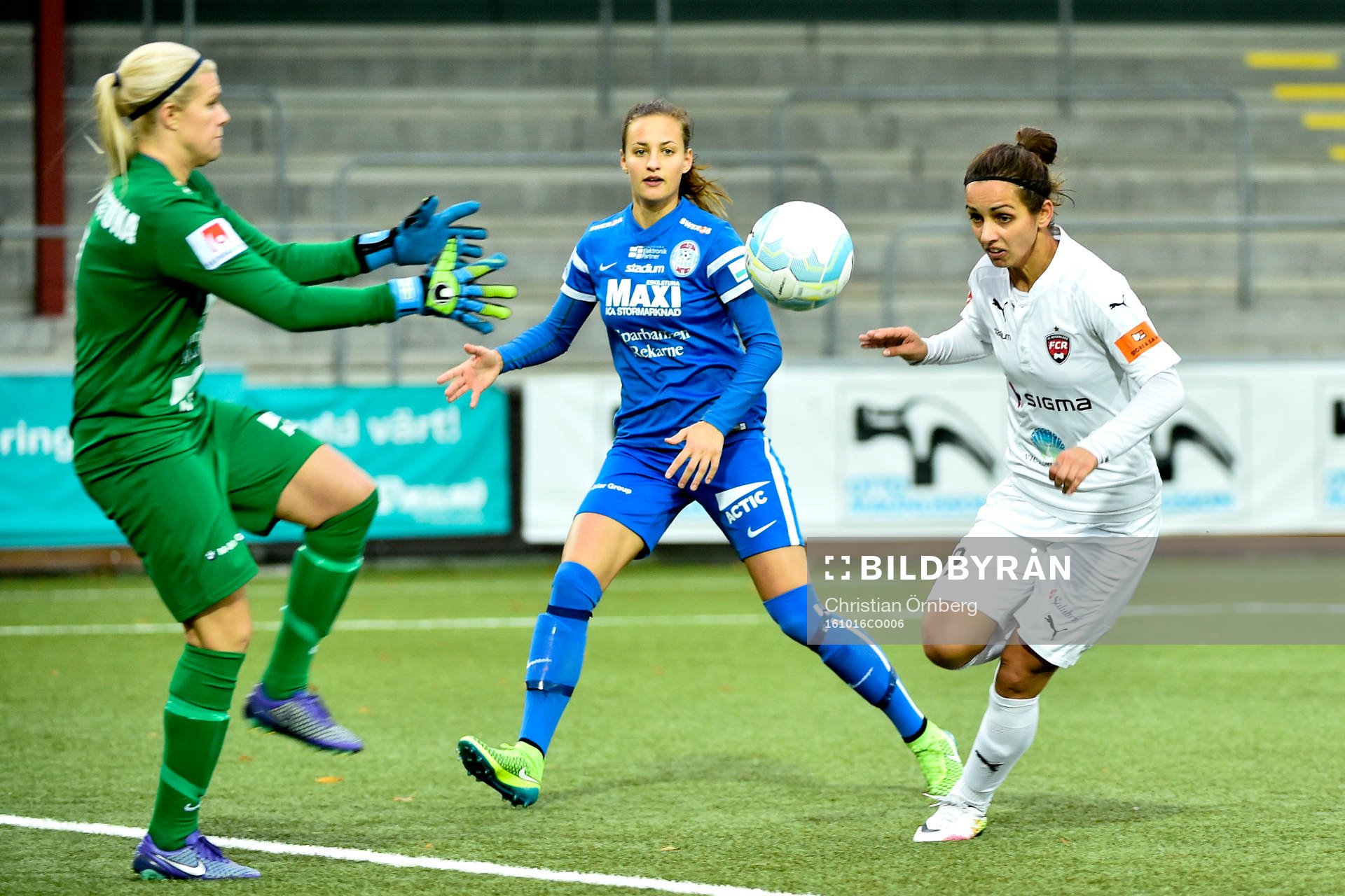 Rosengårds Natasa Andonova och Eskilstunas målvakt Emelie