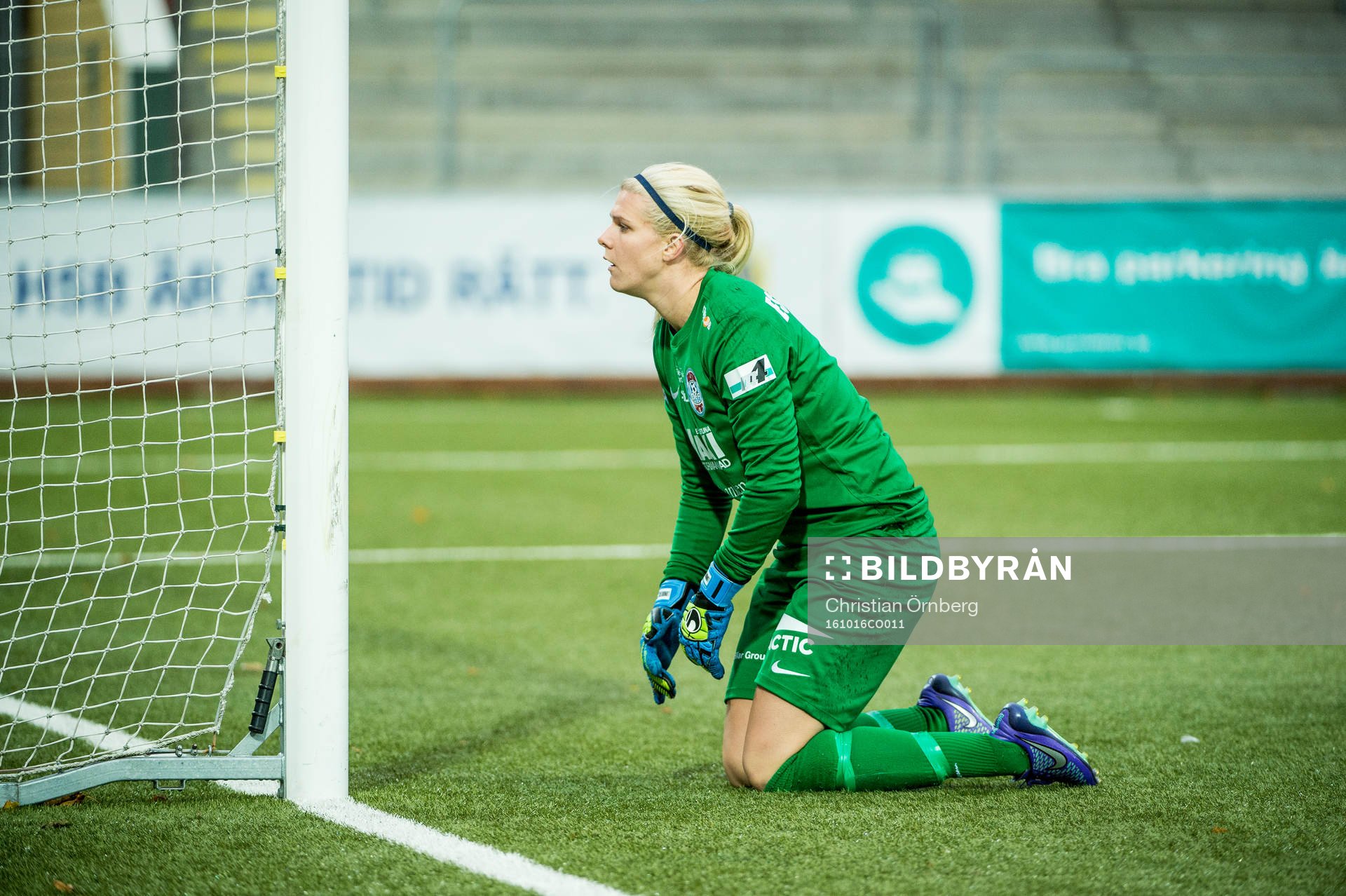 Eskilstunas målvakt Emelie Lundberg deppar