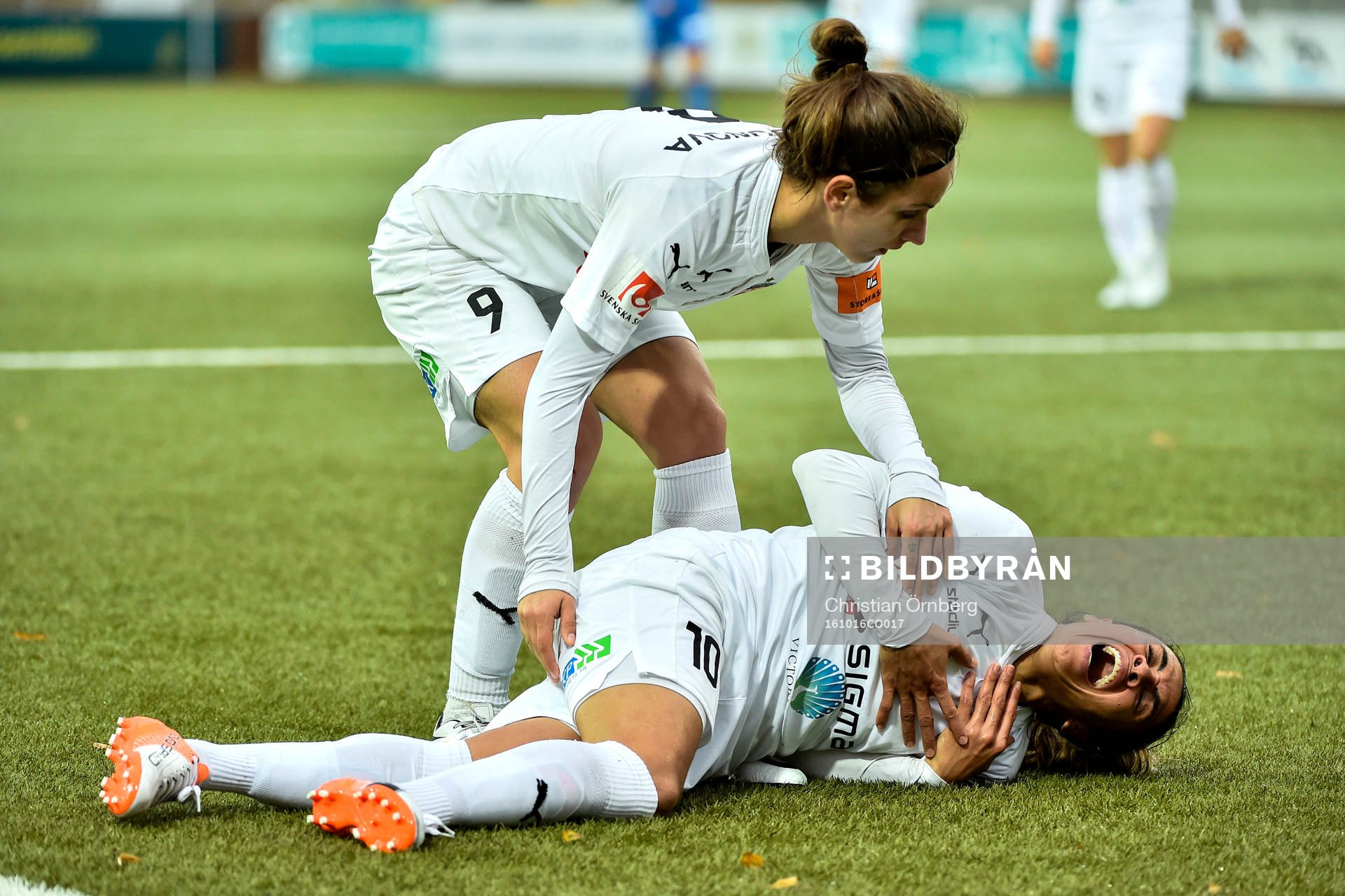 Rosengårds Marta Viera Da Silva får hjälp av Natasa