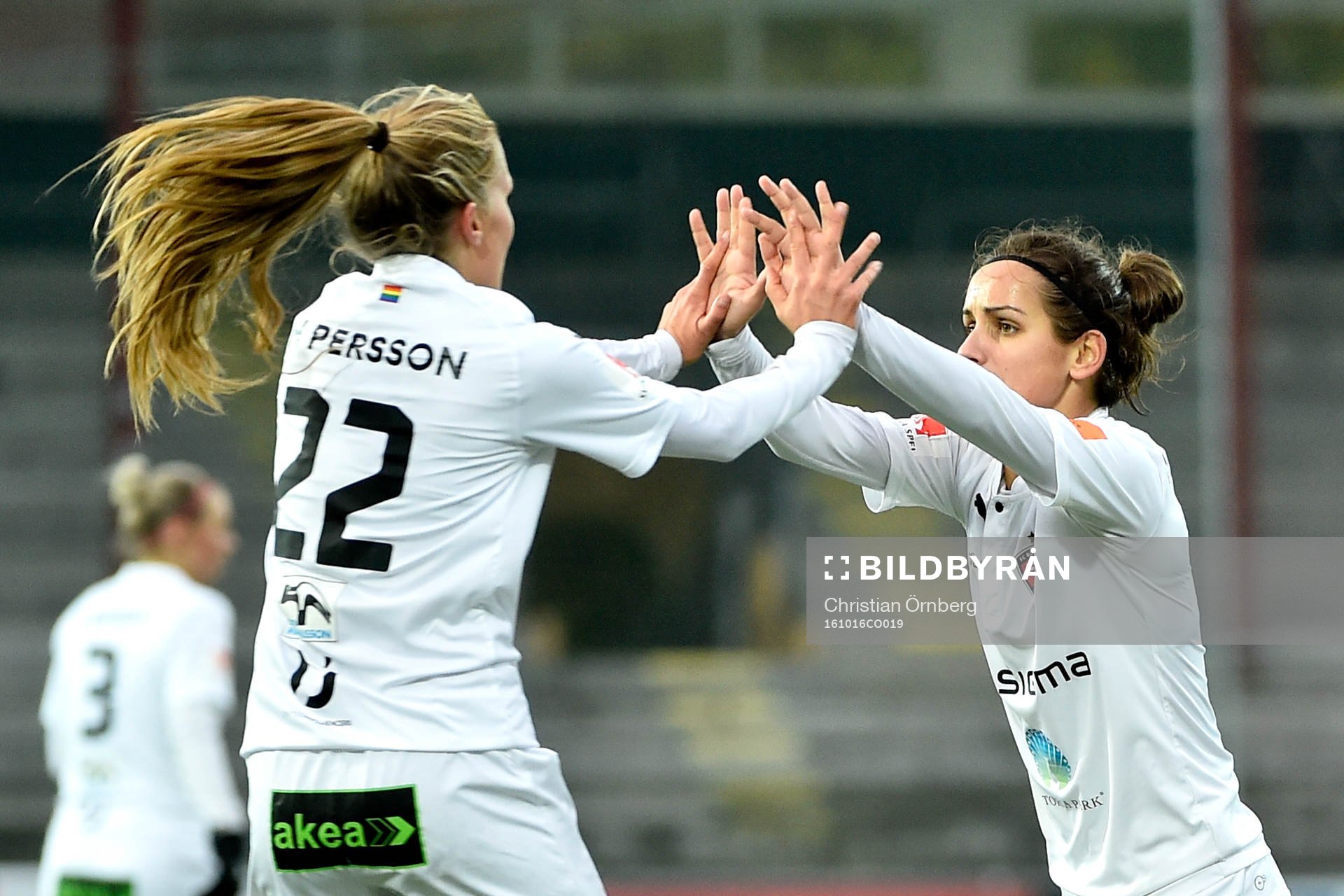 Rosengårds Hanna Persson och Natasa Andonova jublar