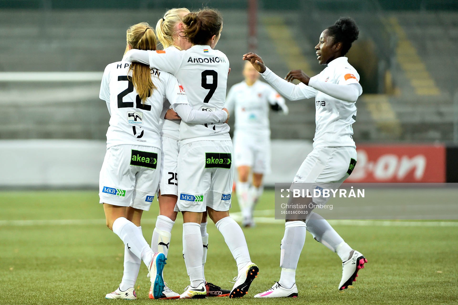 Rosengårds Natasa Andonova jublar med lagkamrater