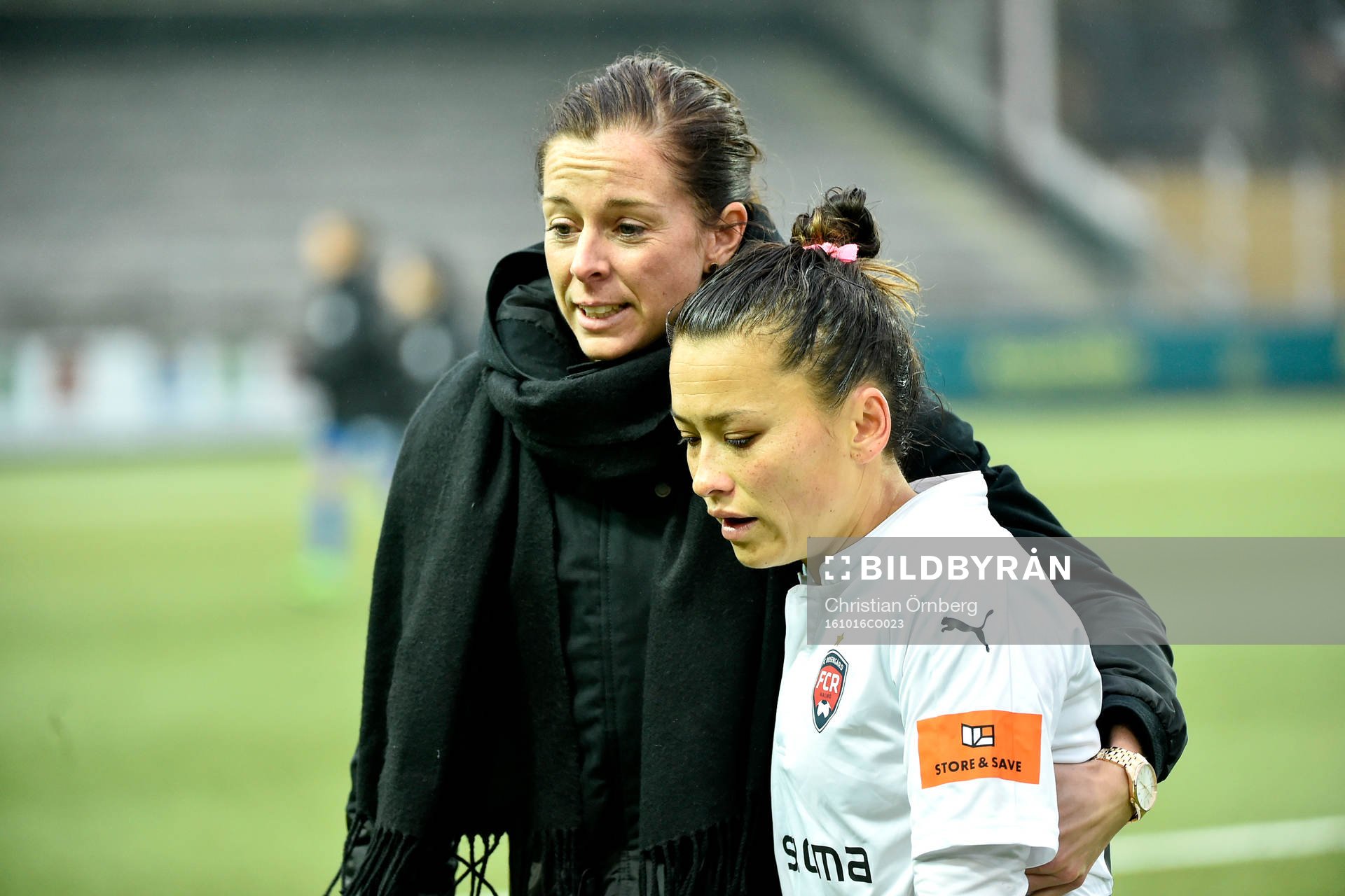 Rosengårds Alexandra Lowe Riley tröstas av Lotta Schelin
