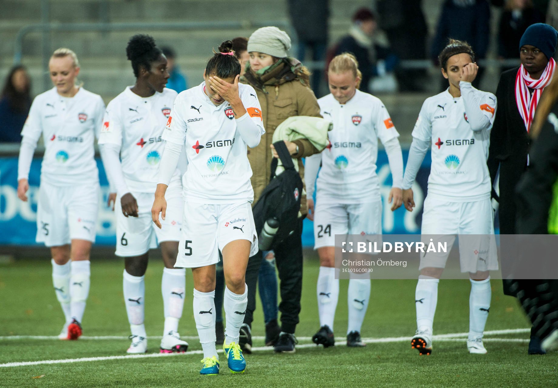 Rosengårds Alexandra Lowe Riley deppar med lagkamraterna