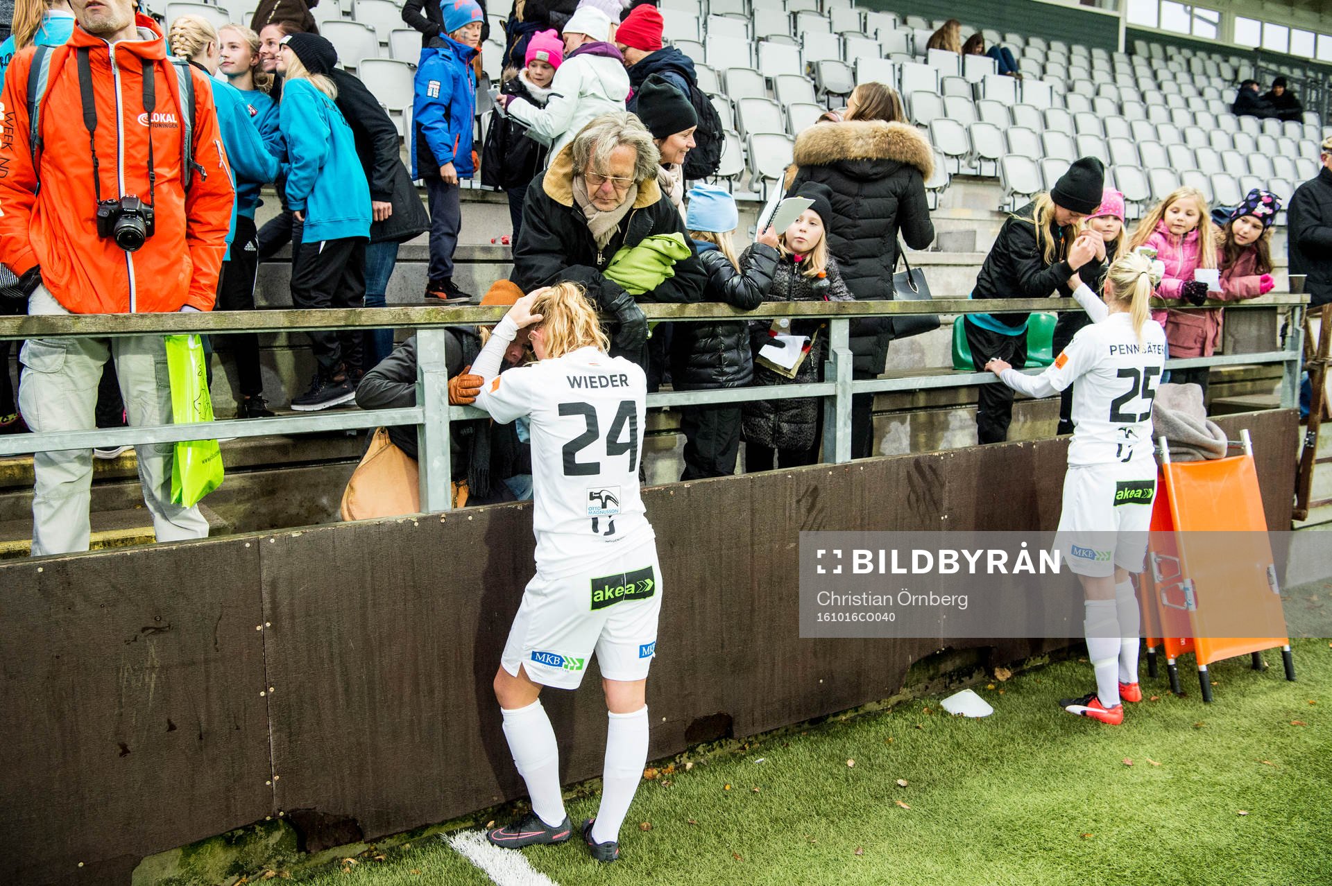 Rosengårds Ebba Wieder och Emma Pennsäter deppar