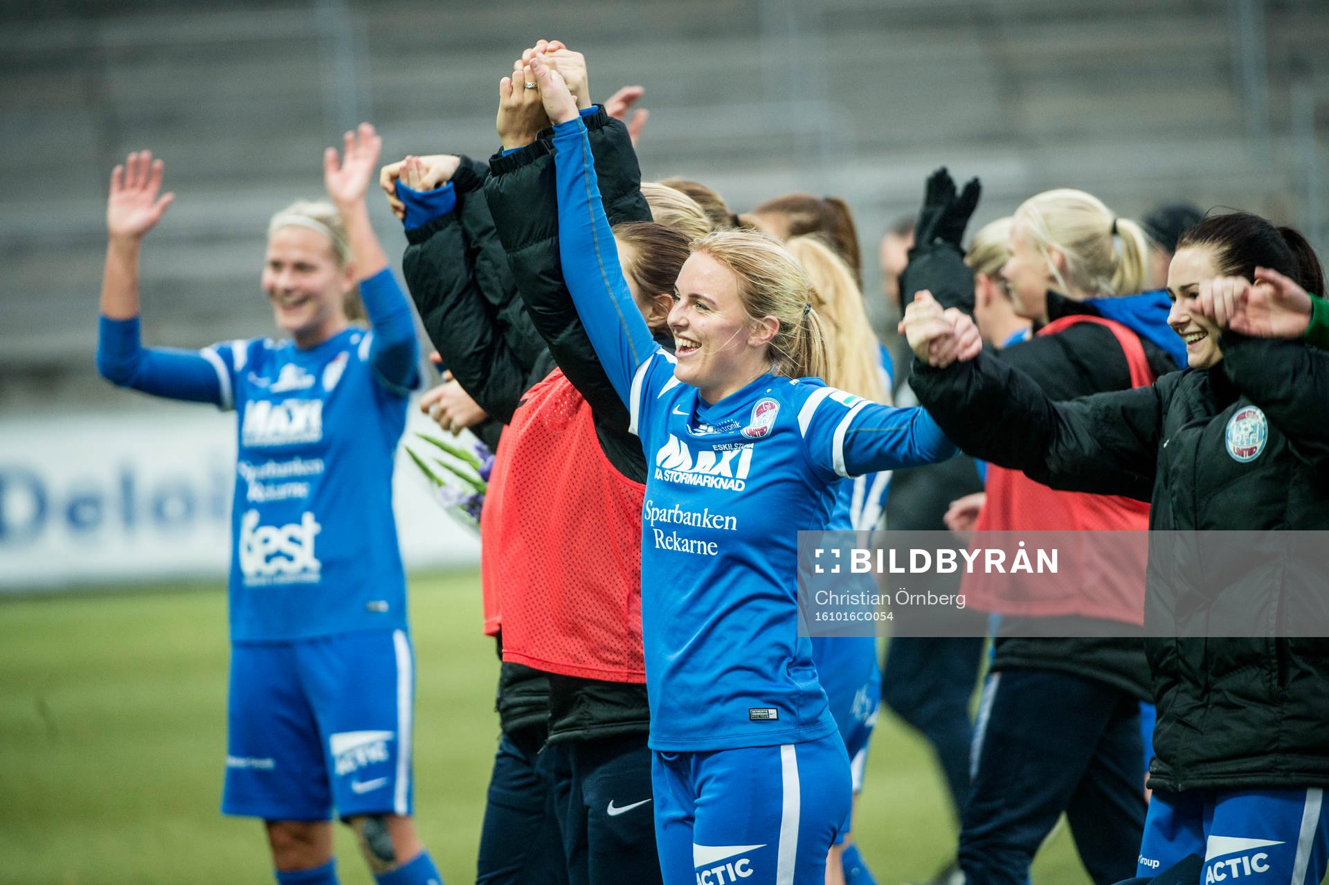 Eskilstunas spelare jublar åt vinsten i fotbollsmatchen i