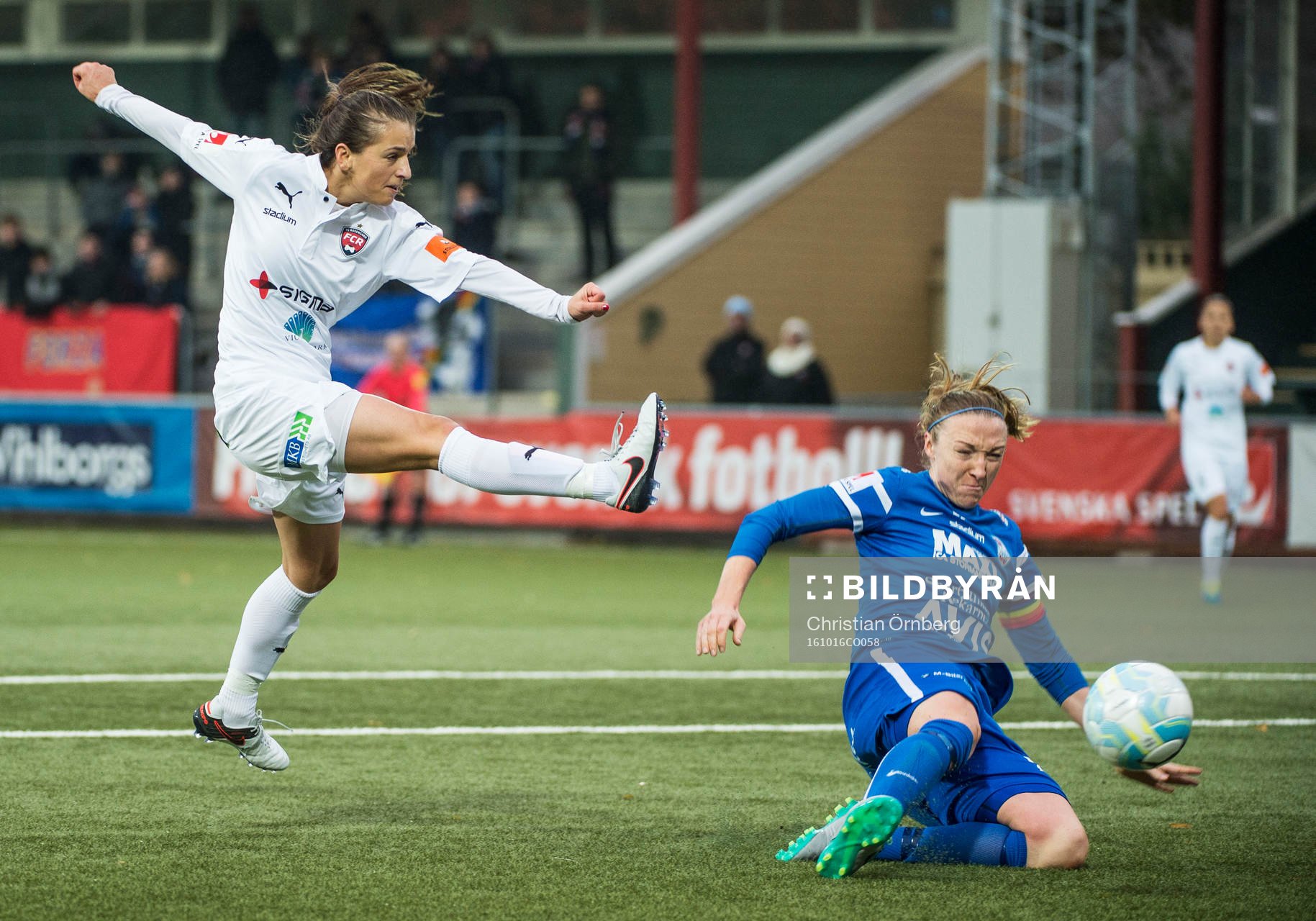 Rosengårds Iva Landeka mot Eskilstunas Louise Quinn under fotbollsmatchen i Damallsvenskan mellan Rosengård och Eskilstuna den 16 oktober 2016 i Malmö.