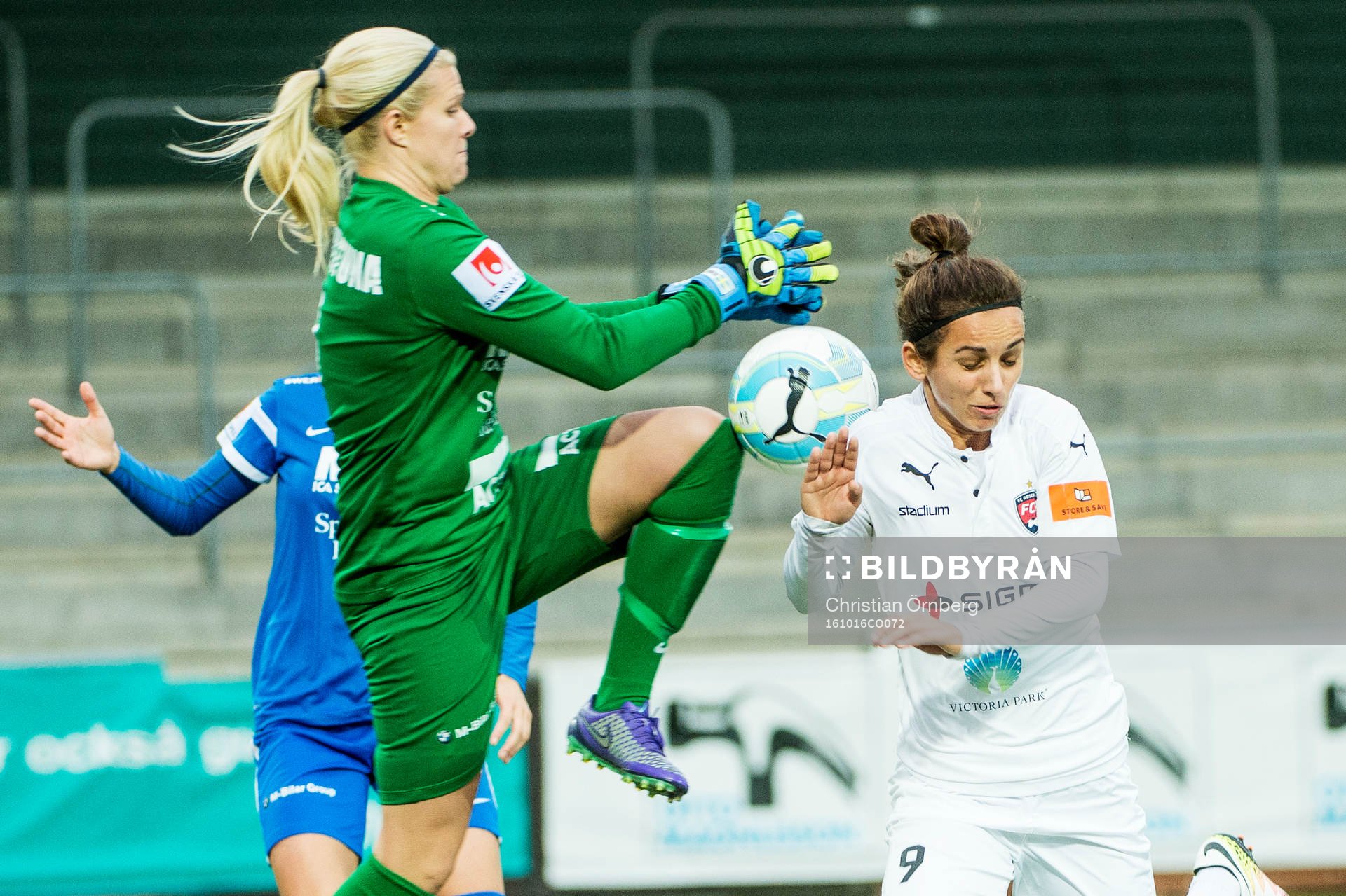 Eskilstunas målvakt Emelie Lundberg mot Rosengårds Natasa