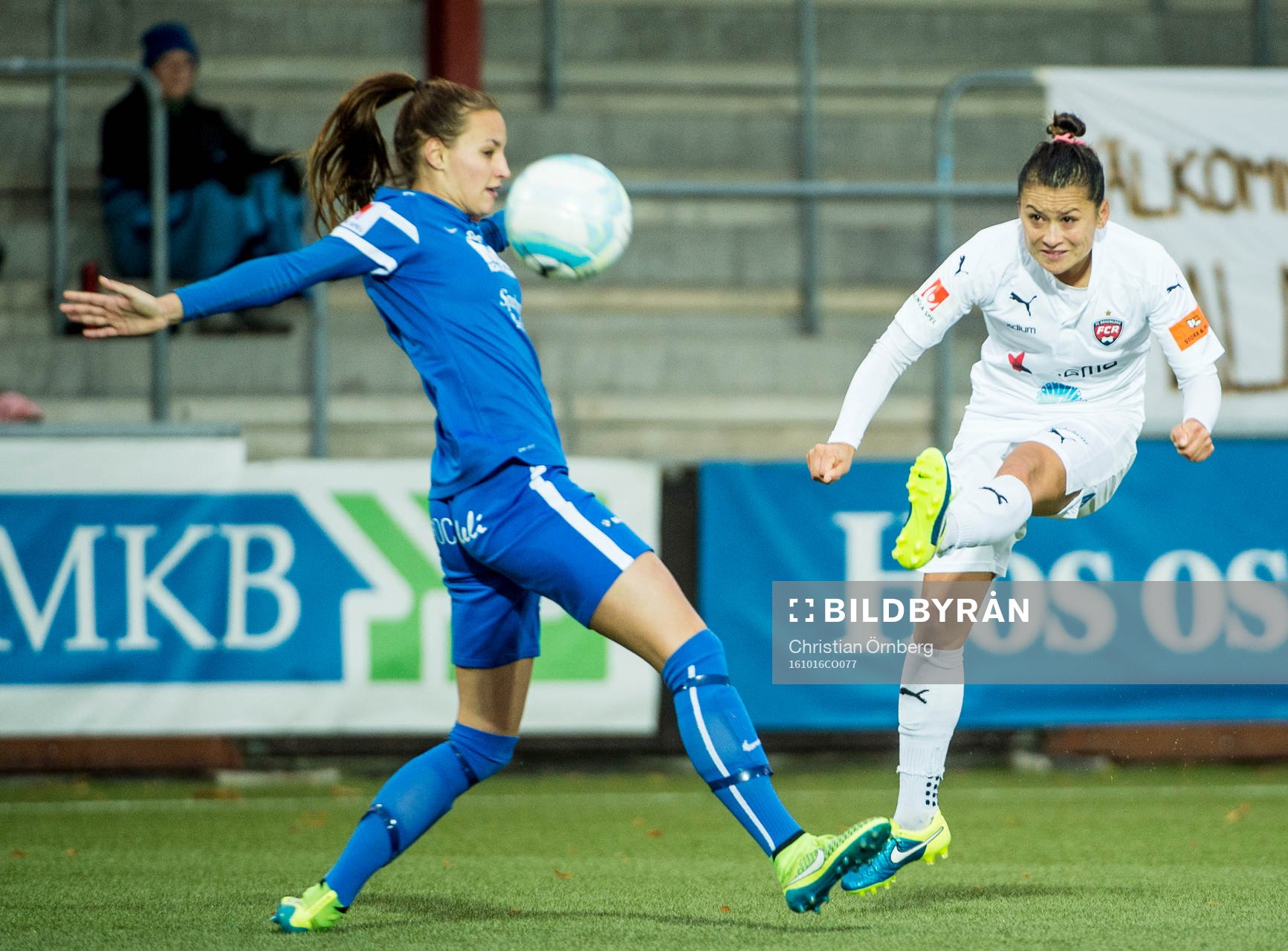 Eskilstunas Nathalie Björn och Rosengårds Alexandra Lowe Riley i närkamp under fotbollsmatchen i Damallsvenskan mellan Rosengård och Eskilstuna den 16 oktober 2016 i Malmö.