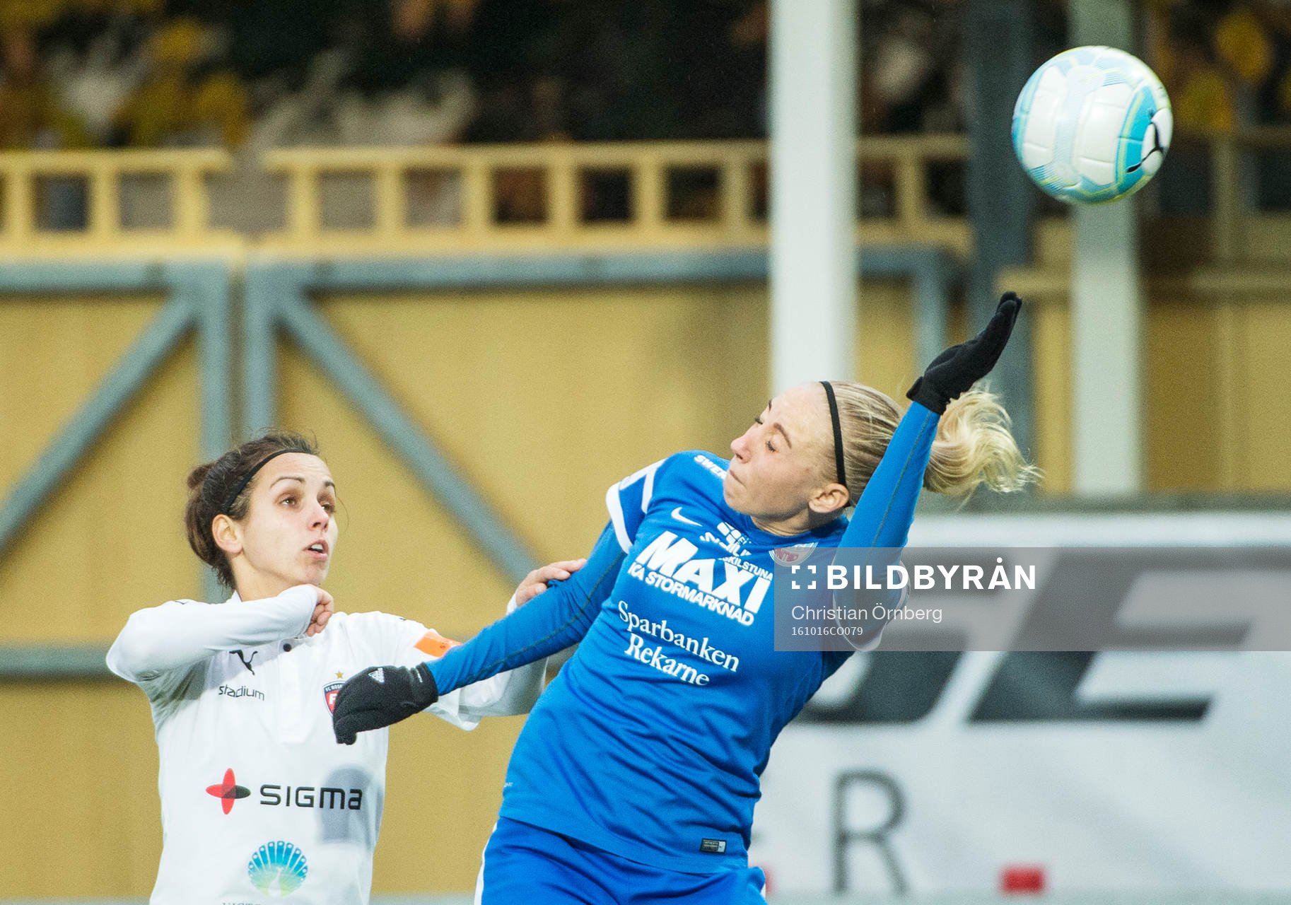 Rosengårds Natasa Andonova i luftduell med Eskilstunas