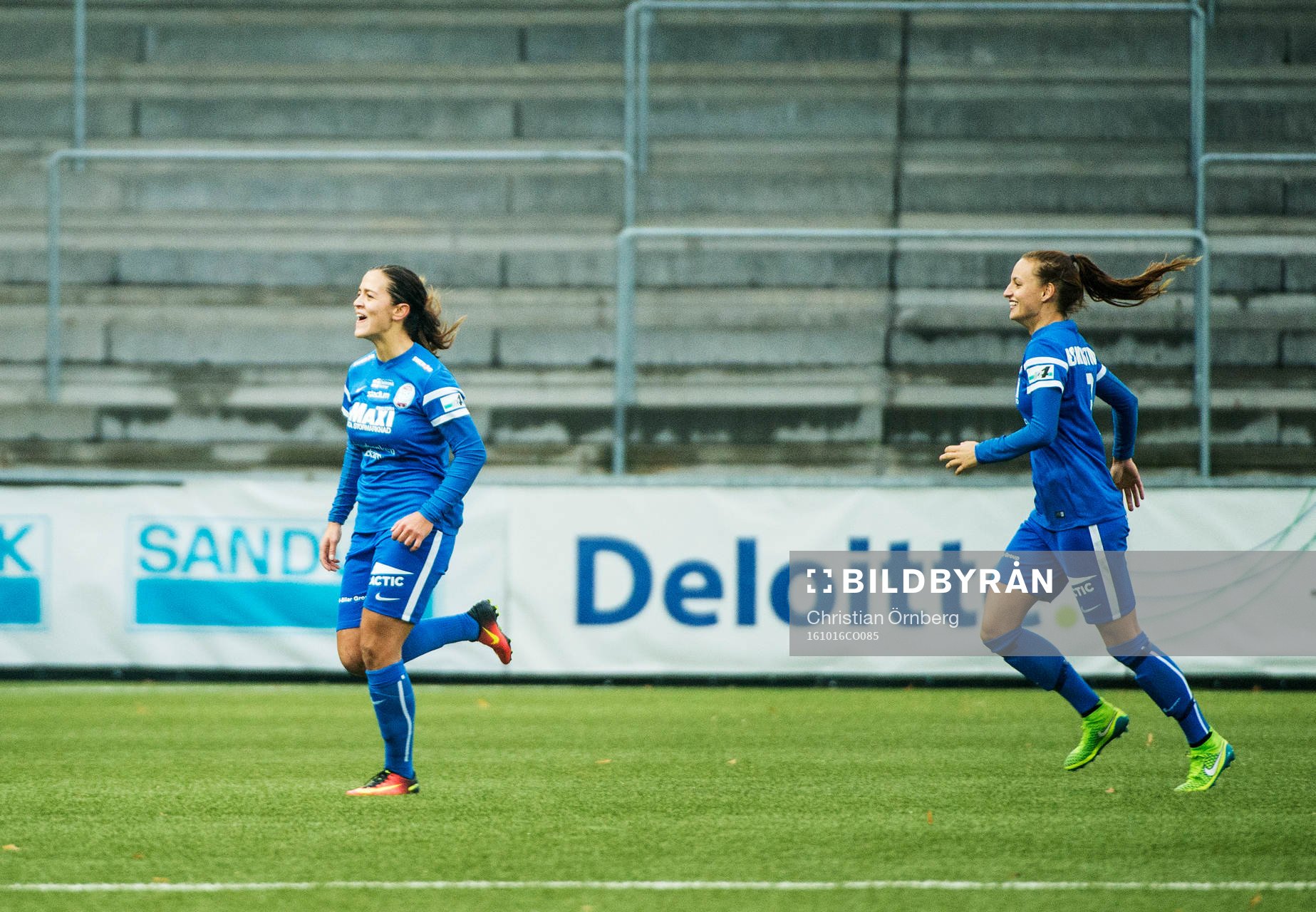 Eskilstunas Marija Banusic och Nathalie Björn  jublar