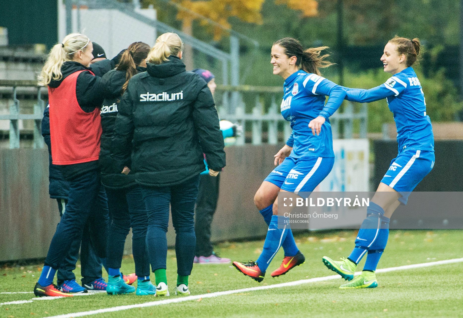 Eskilstunas Marija Banusic och Nathalie Björn  jublar