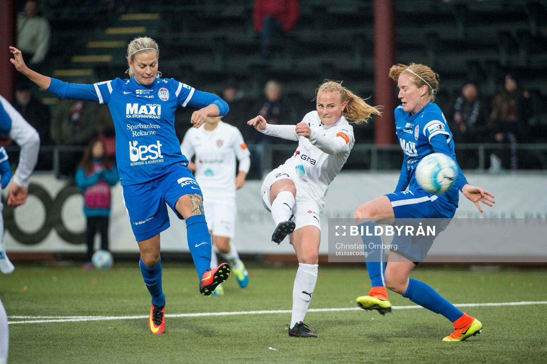Rosengårds Ebba Wieder har en farlig målchans