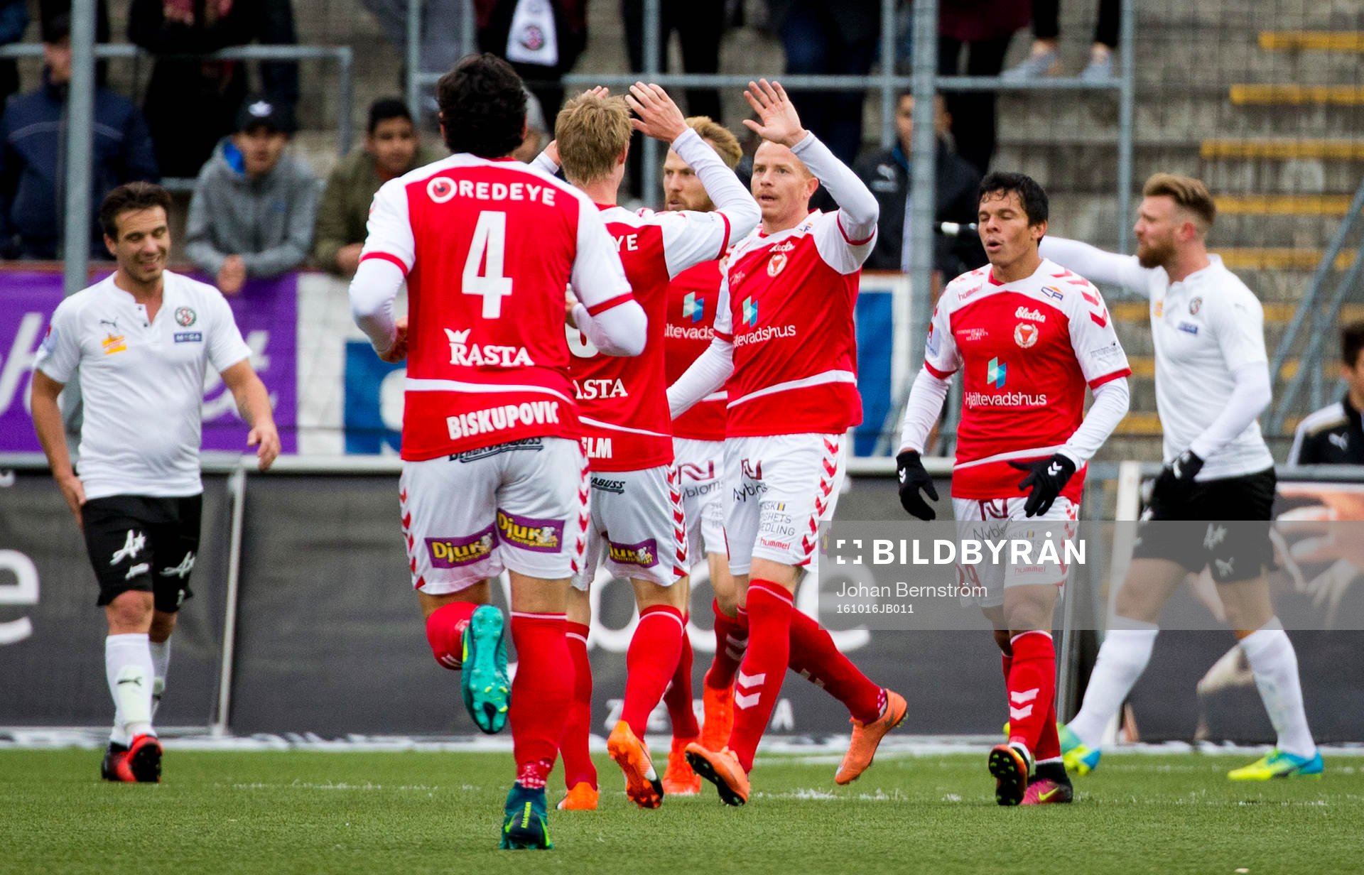 Kalmars Tobias Eriksson gör 0-1 och jublar och Örebros