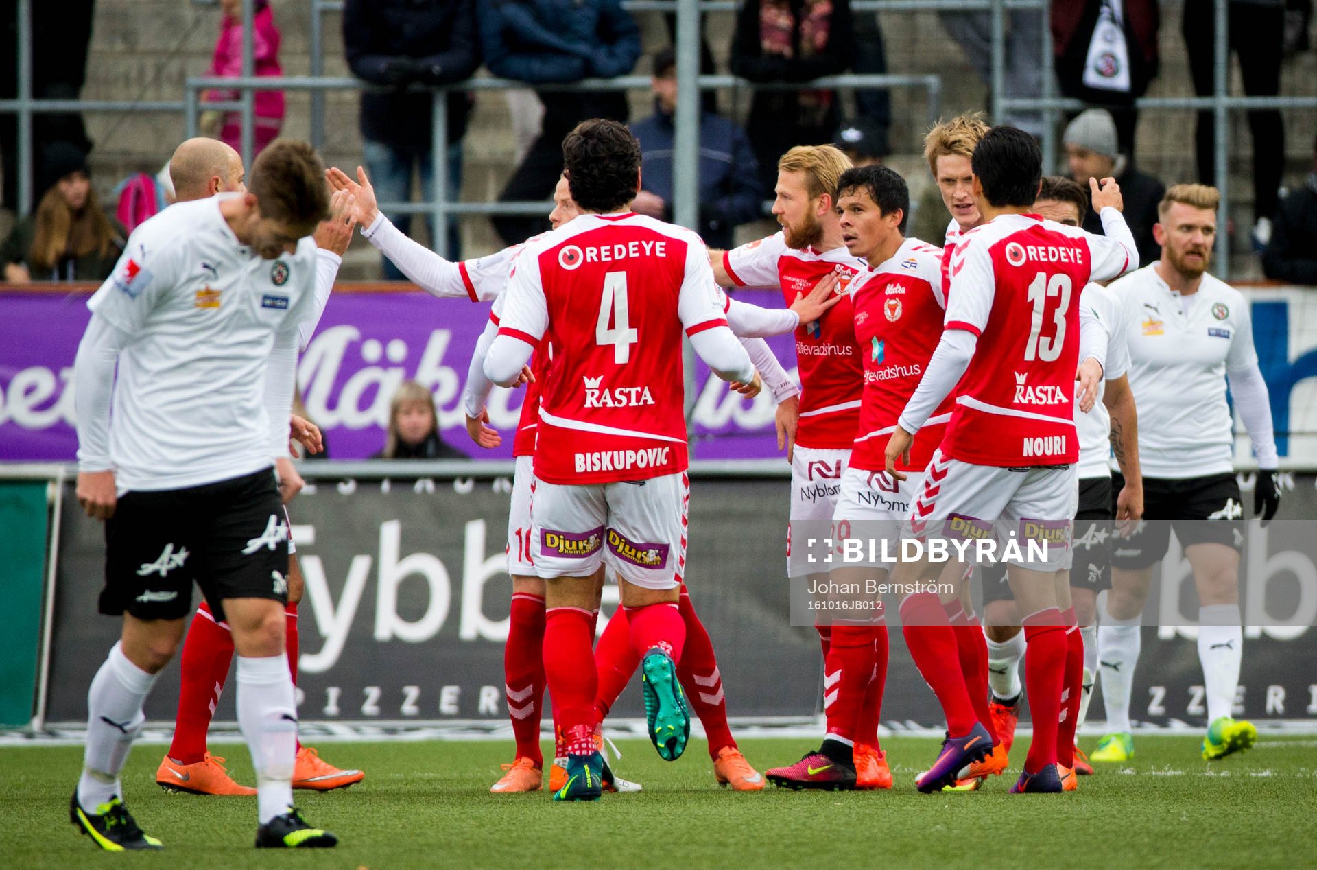 Kalmars Tobias Eriksson gör 0-1 och jublar och Örebros