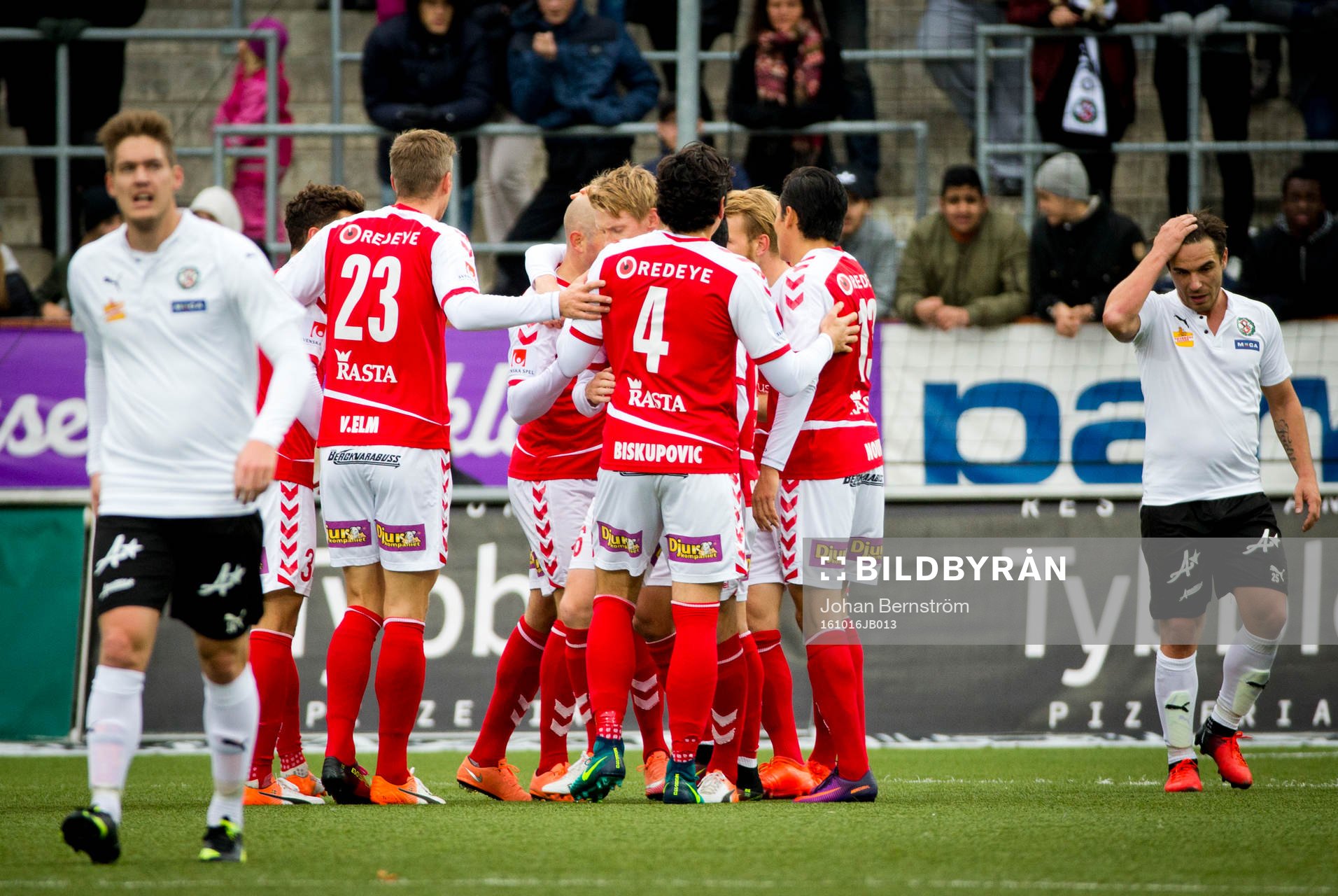 Kalmars Tobias Eriksson gör 0-1 och jublar och Örebros