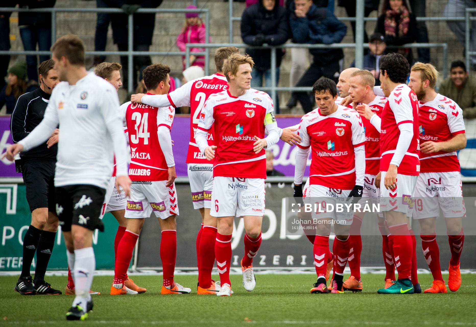 Kalmars Tobias Eriksson gör 0-1 och jublar under fotbollsmatchen i Allsvenskan mellan Örebro och Kalmar den 16 oktober 2016 i Örebro.
