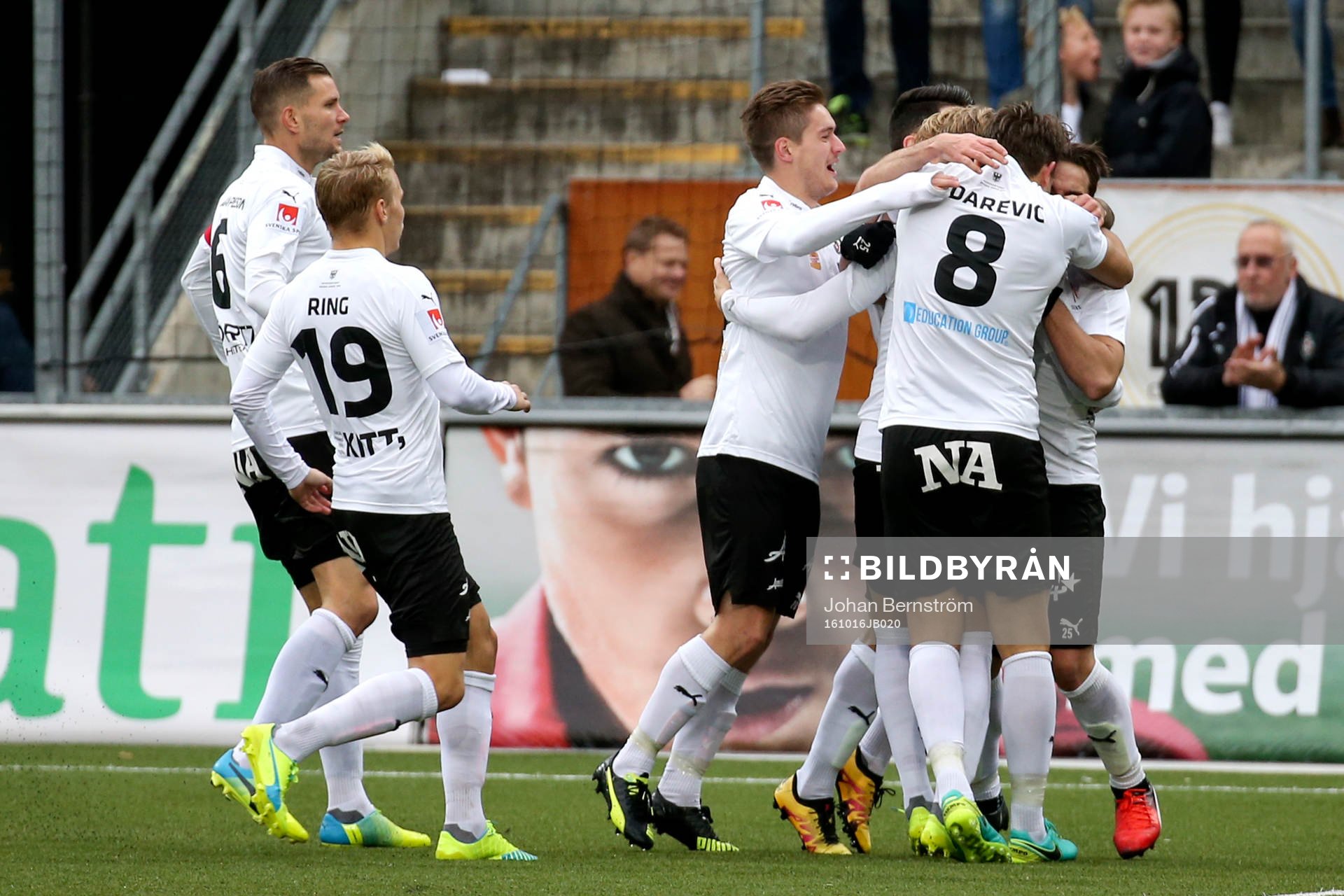 Örebros Nordin Gerzic jublar med lagkamrater