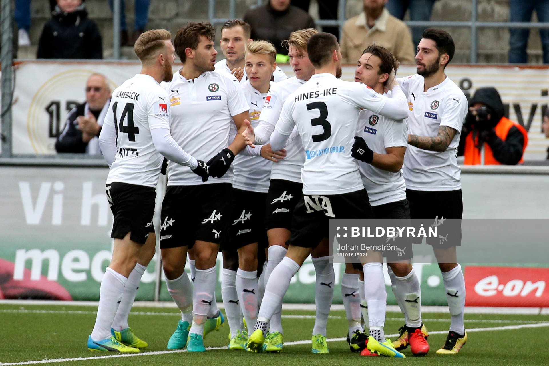 Örebros Nordin Gerzic jublar med lagkamrater
