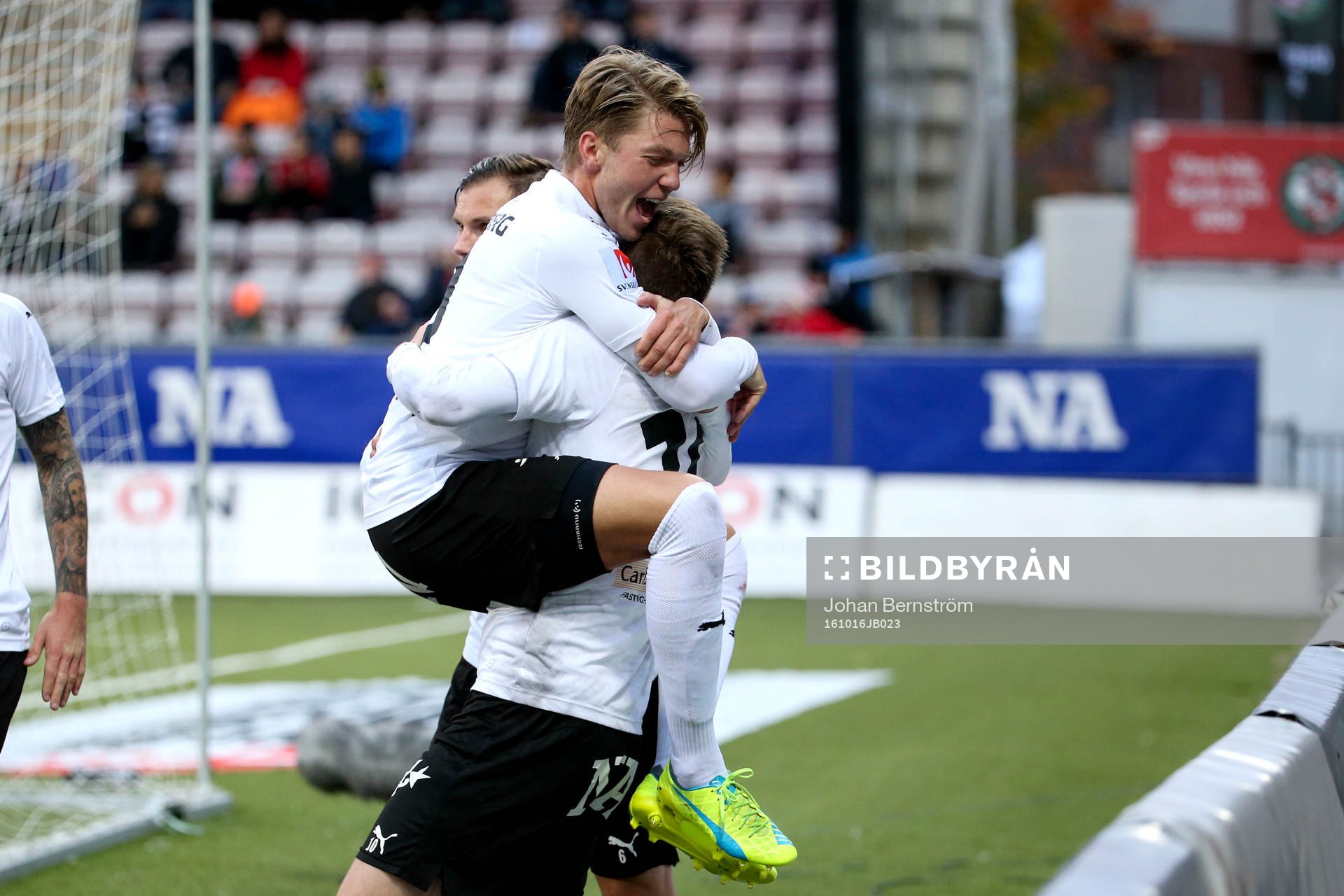 Örebros Victor Sköld jublar