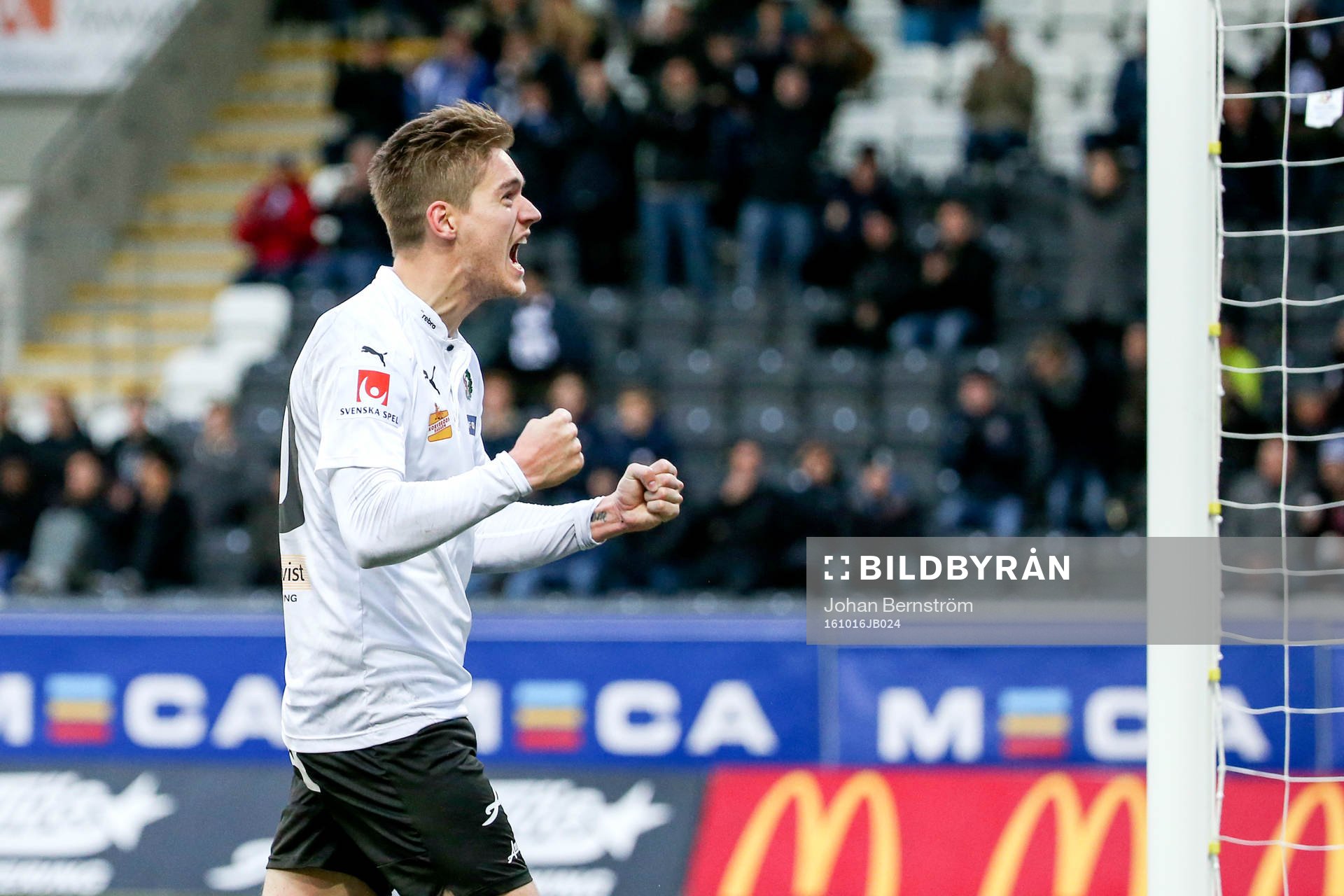 Örebros Victor Sköld jublar