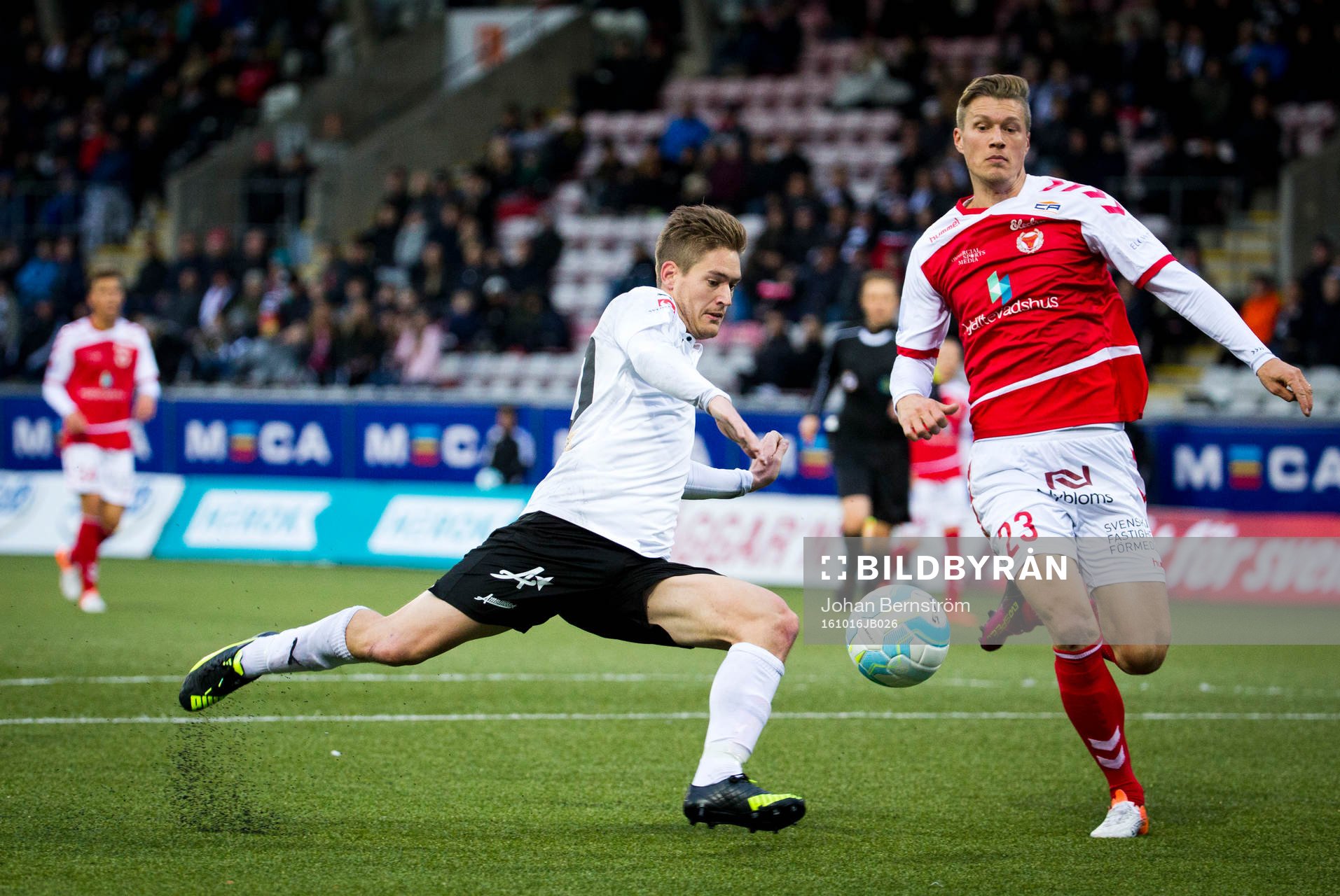 Örebros Victor Sköld gör 2-1 på Kalmars målvakt Ole