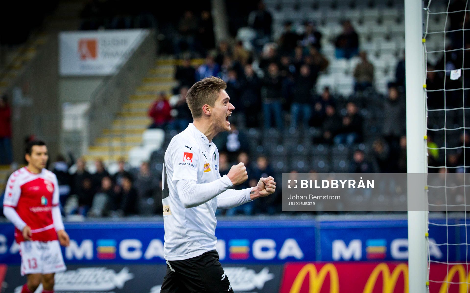 Örebros Victor Sköld jublar