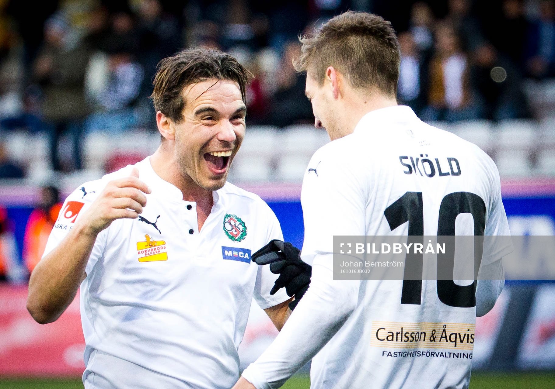 Örebros Victor Sköld jublar med Nordin Gerzic