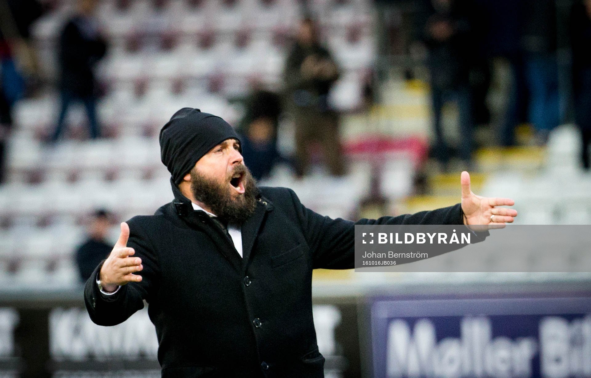 Örebros tränare Alexander Axén jublar