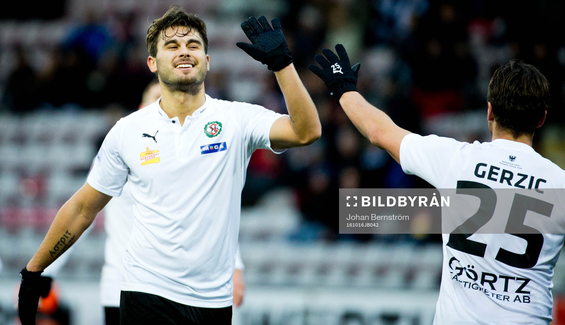 Örebros Astrit Ajdarevic gör en high five med Nordin Gerzic under fotbollsmatchen i Allsvenskan mellan Örebro och Kalmar den 16 oktober 2016 i Örebro.