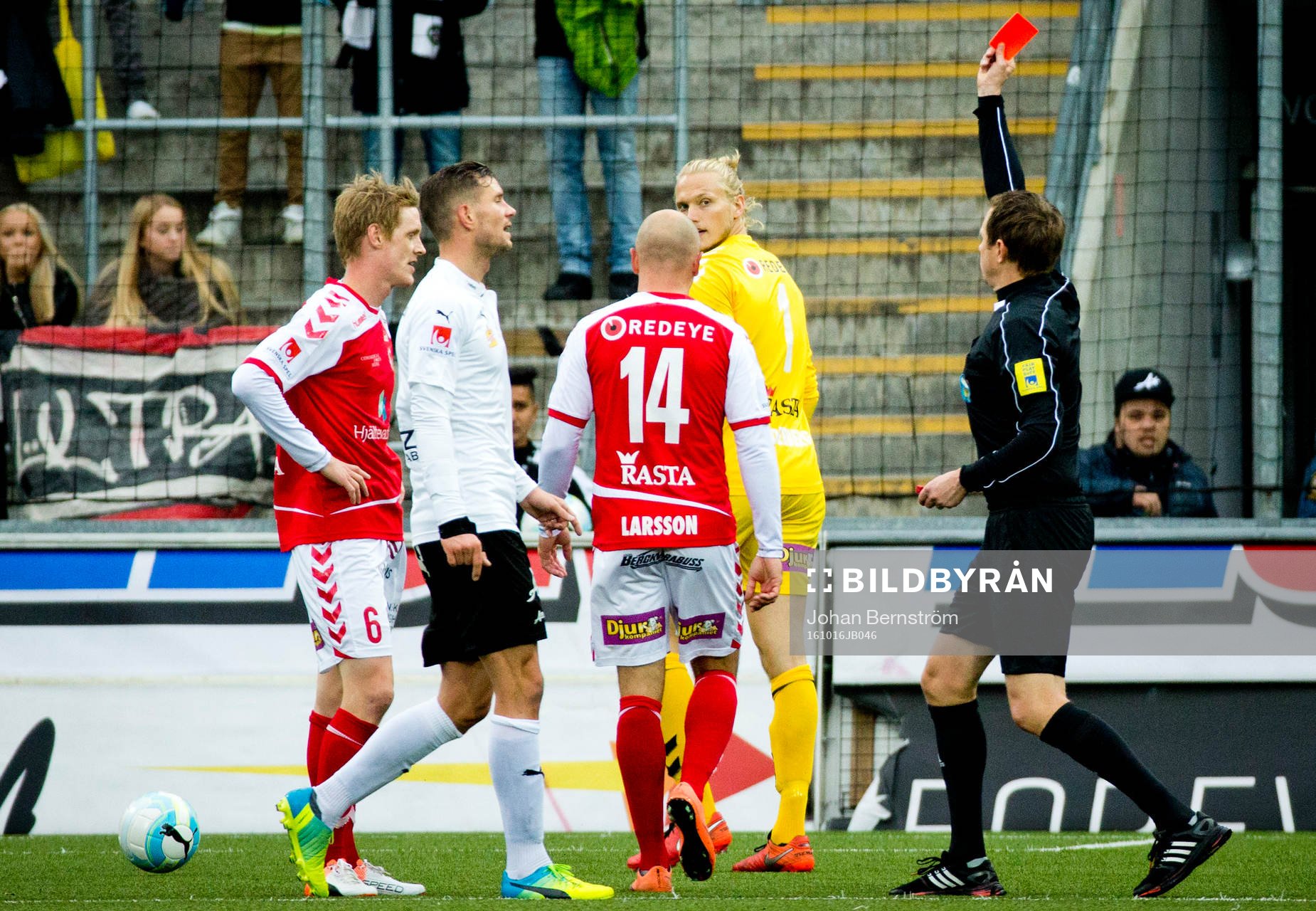 Domare Markus Strömbergsson delar ut ett rött kort