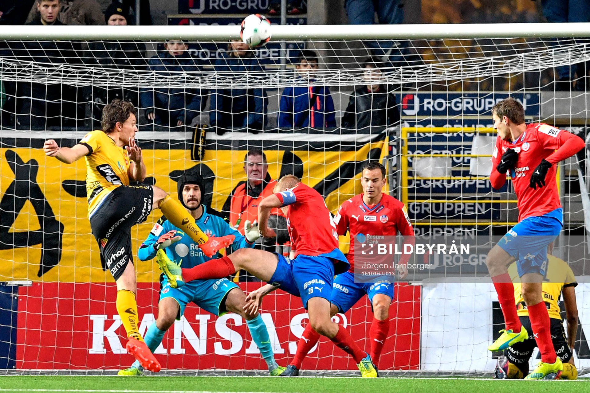 Elfsborgs Jörgen Horn oroar framför Helsingborgs målvakt