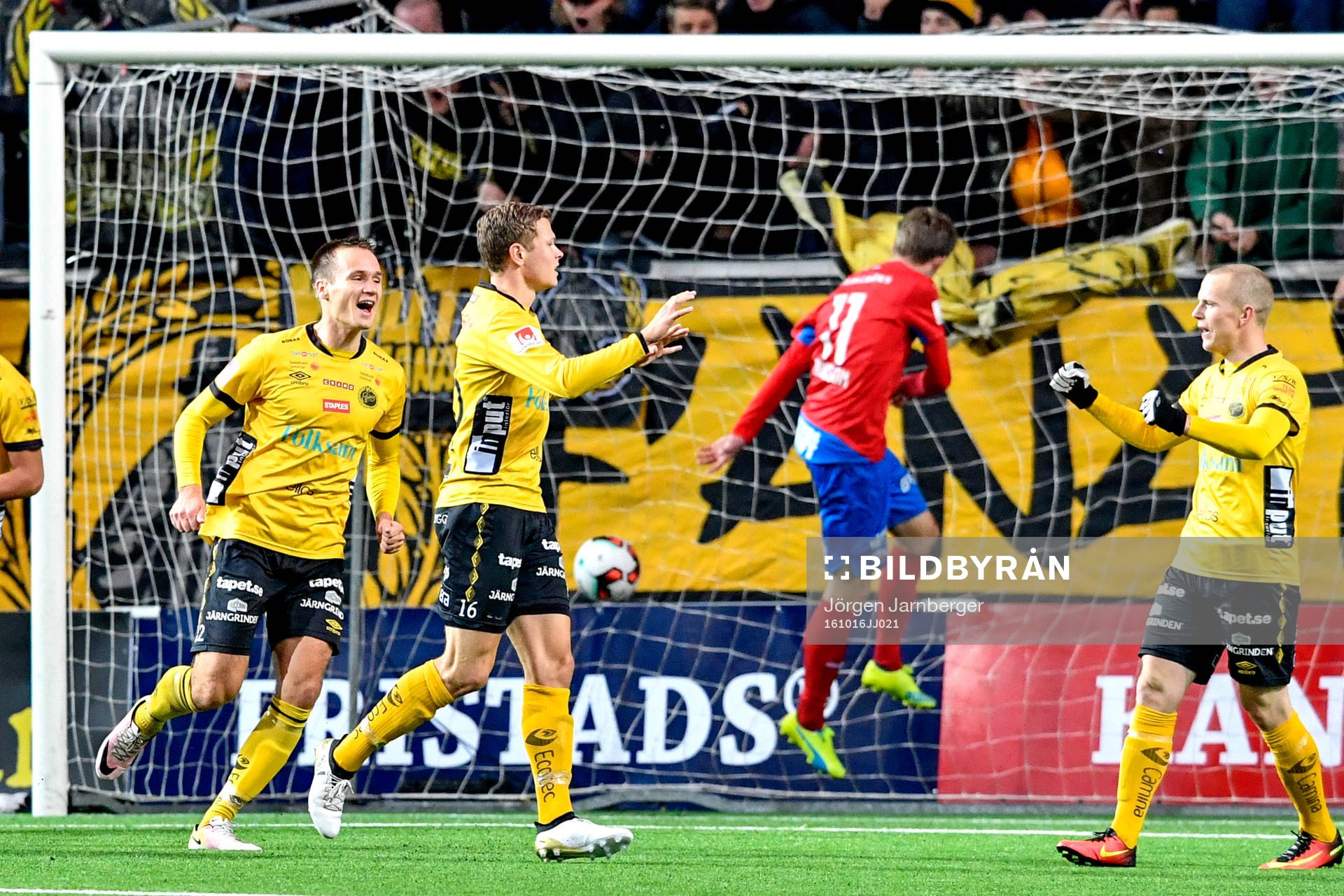 Elfsborgs Viktor Claesson jublar med lagkamraterna