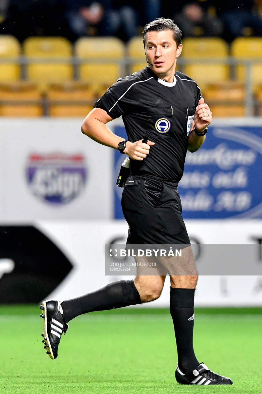 Domaren Bojan Pandzic under fotbollsmatchen i Allsvenskan mellan Elfsborg och Helsingborg den 16 oktober 2016 i BORÅS.