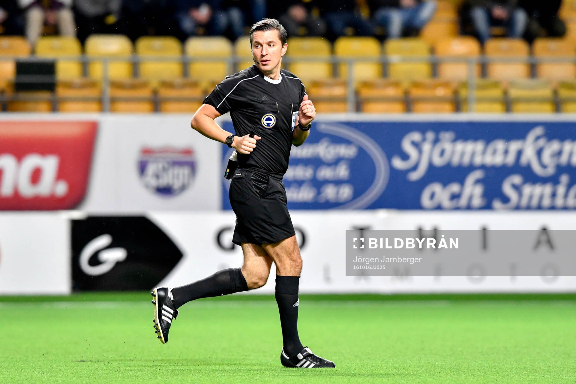 Domaren Bojan Pandzic under fotbollsmatchen i Allsvenskan mellan Elfsborg och Helsingborg den 16 oktober 2016 i BORÅS.