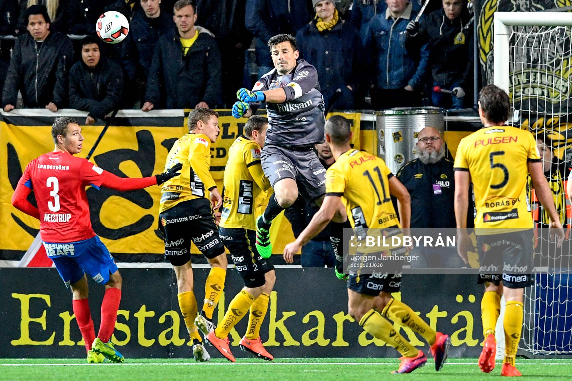 Elfsborgs målvakt Kevin Stuhr Ellegaard rensar undan