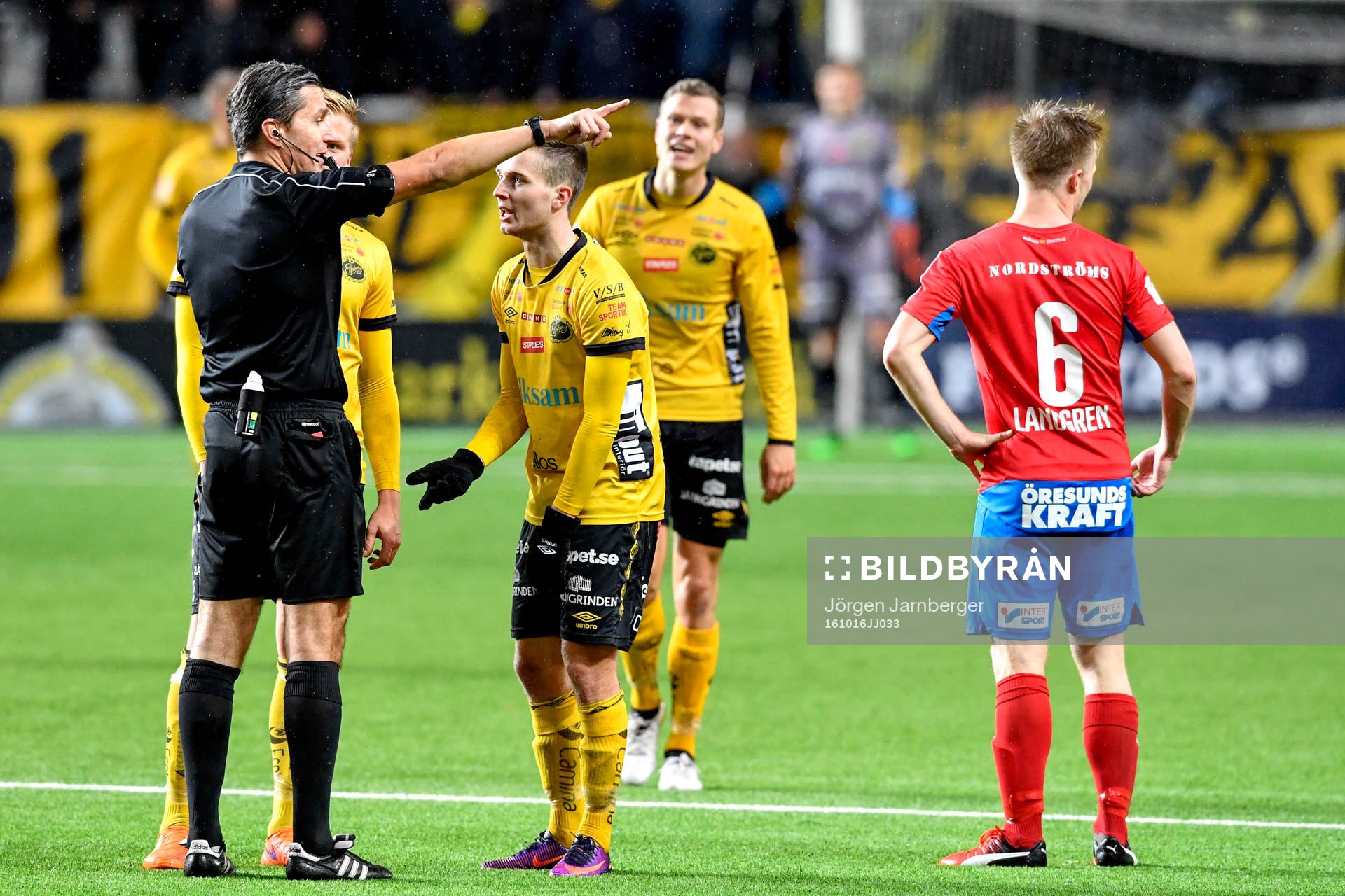 Elfsborgs Adam Lundqvist får rött kort av domaren Bojan