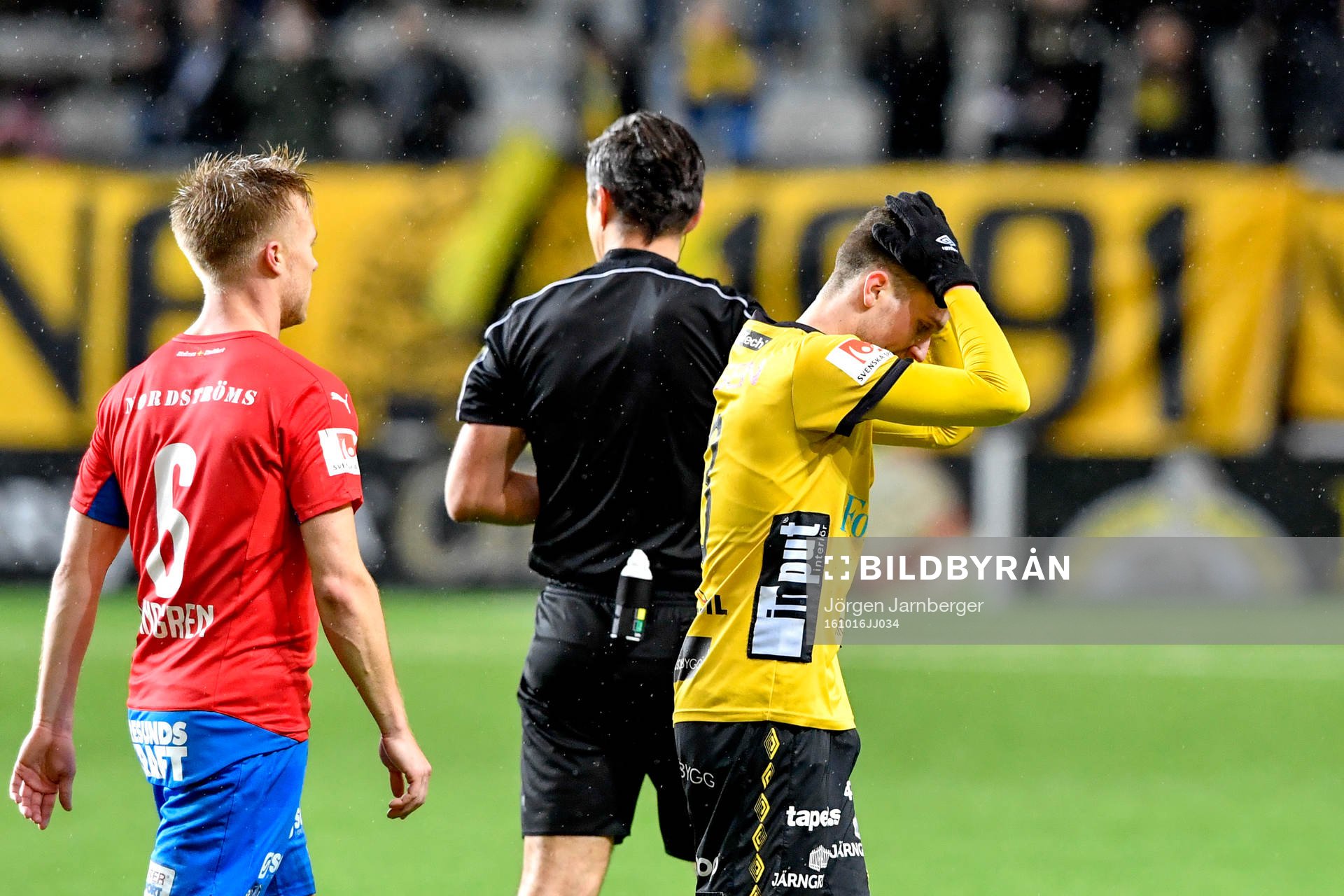 Elfsborgs Adam Lundqvist får rött kort av domaren Bojan