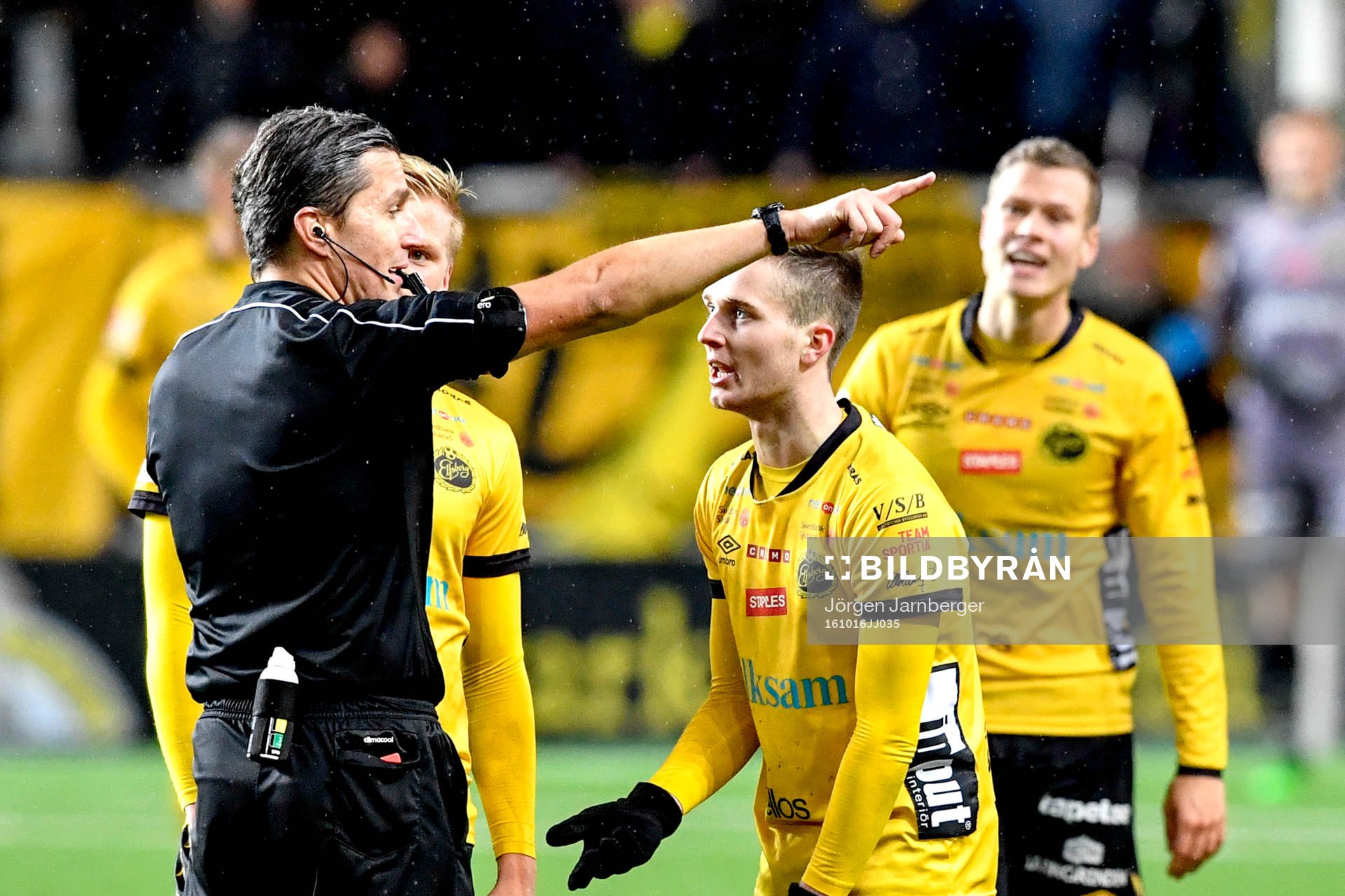 Elfsborgs Adam Lundqvist får rött kort av domaren Bojan