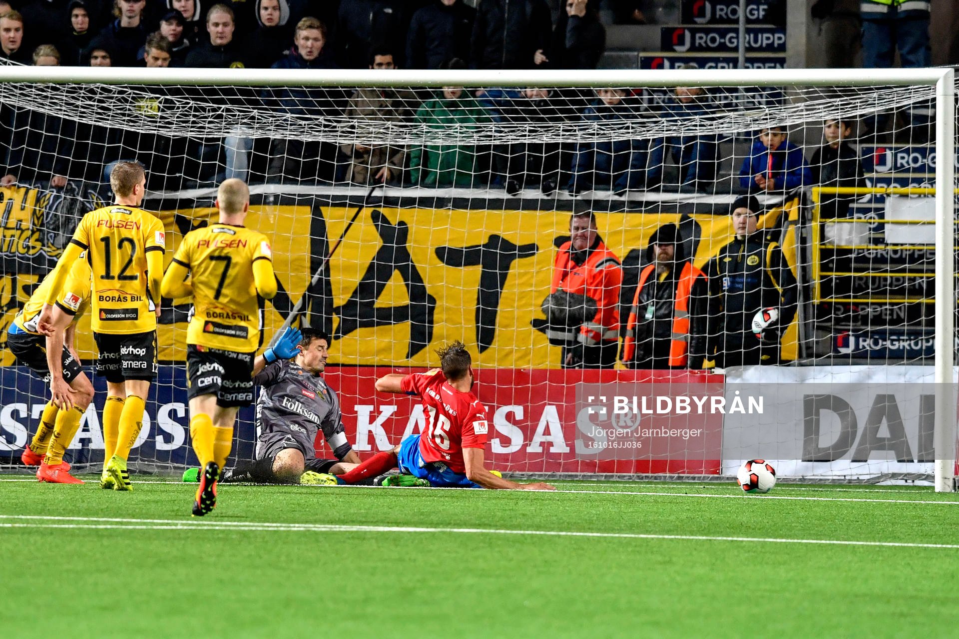 Helsingborgs Mikael Dahlberg missar under fotbollsmatchen i Allsvenskan mellan Elfsborg och Helsingborg den 16 oktober 2016 i BORÅS.