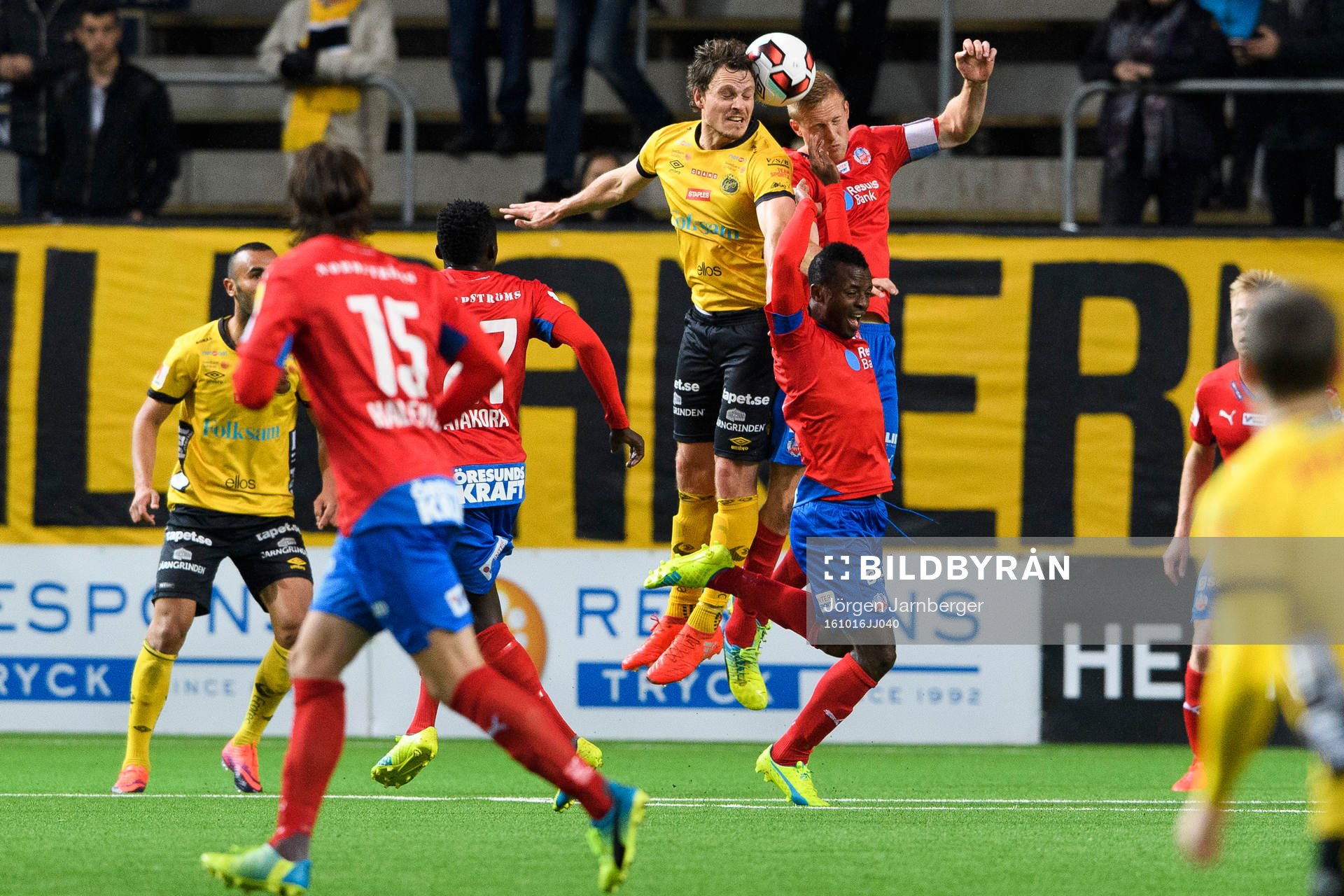 Helsingborgs Peter Larsson och Monday Samuel i kamp med Elfsborgs Jörgen Horn under fotbollsmatchen i Allsvenskan mellan Elfsborg och Helsingborg den 16 oktober 2016 i BORÅS.