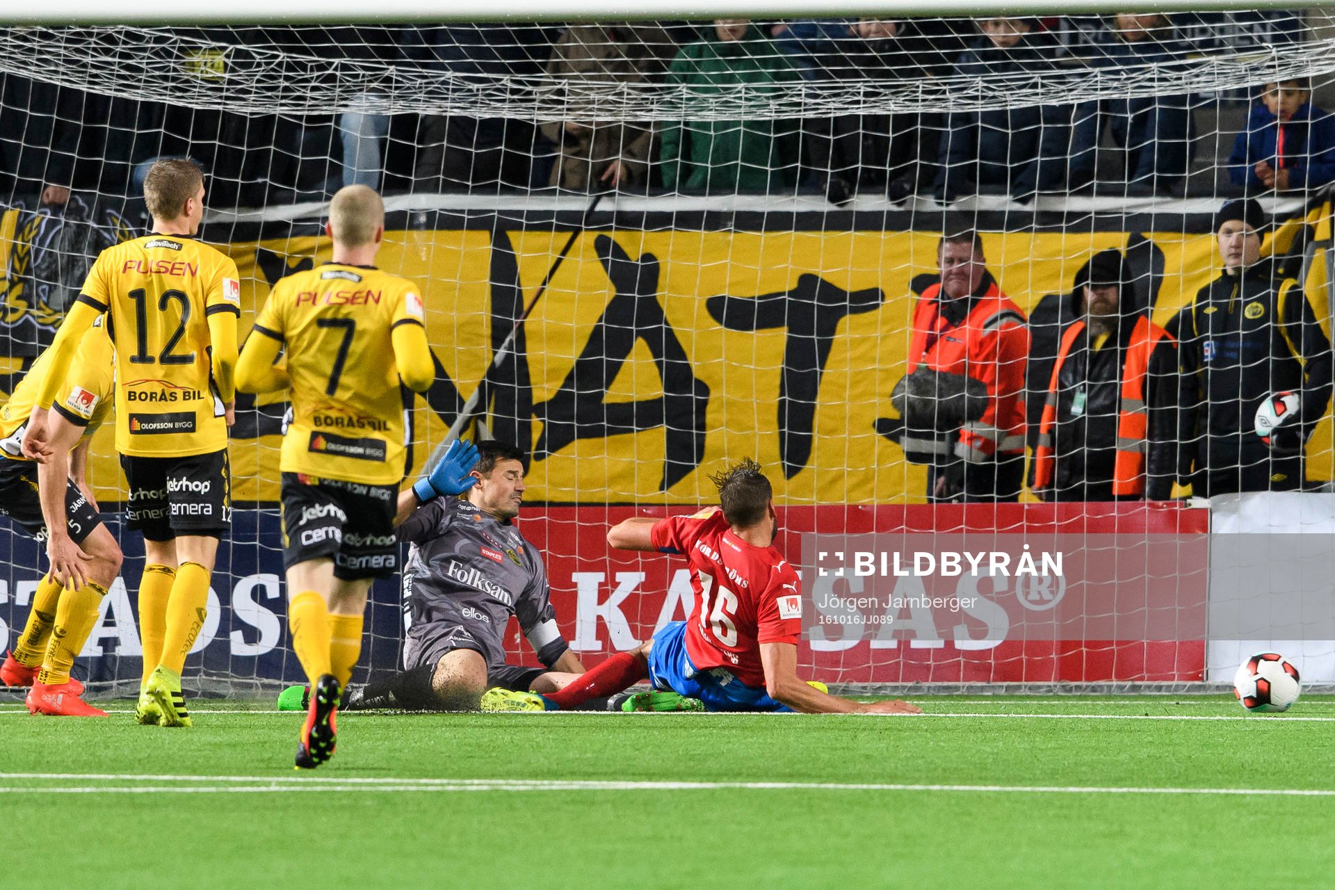 Helsingborgs Mikael Dahlberg missar mål i kamp med Elfsborgs målvakt Kevin Stuhr Ellegaard under fotbollsmatchen i Allsvenskan mellan Elfsborg och Helsingborg den 16 oktober 2016 i BORÅS.