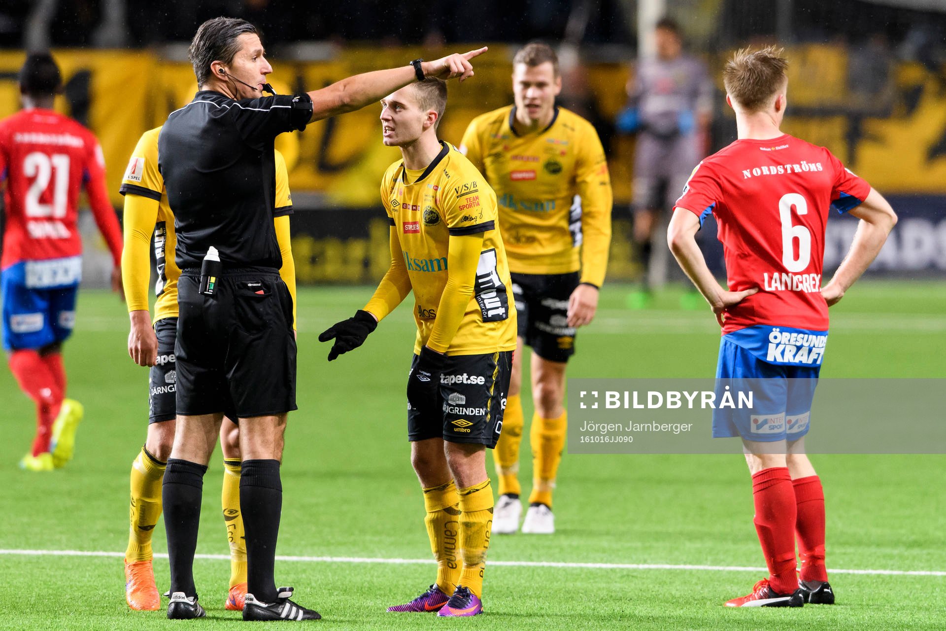 Elfsborgs Adam Lundqvist diskuterar med domare Bojan Pandzic