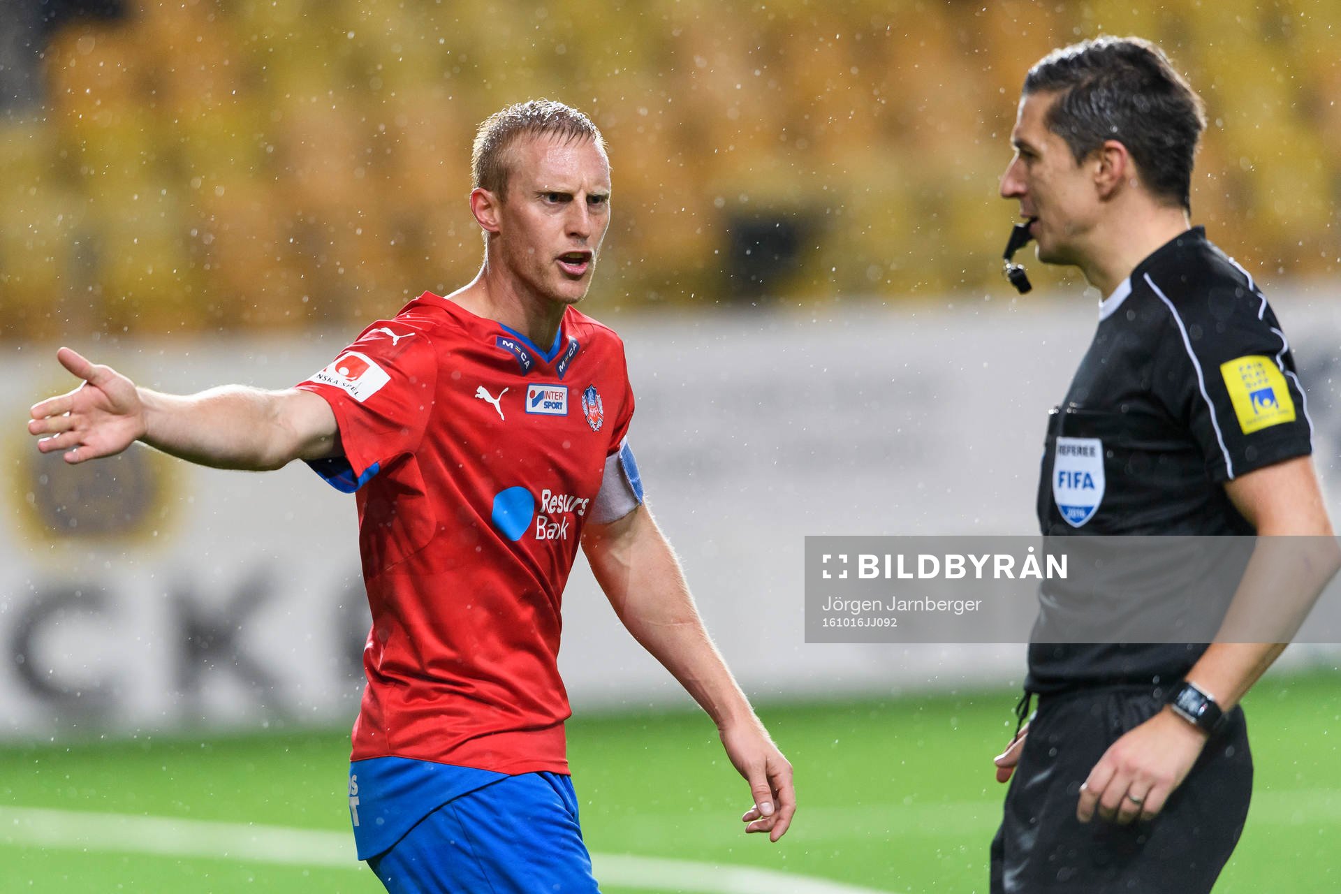Helsingborgs Peter Larsson diskuterar med domare Bojan
