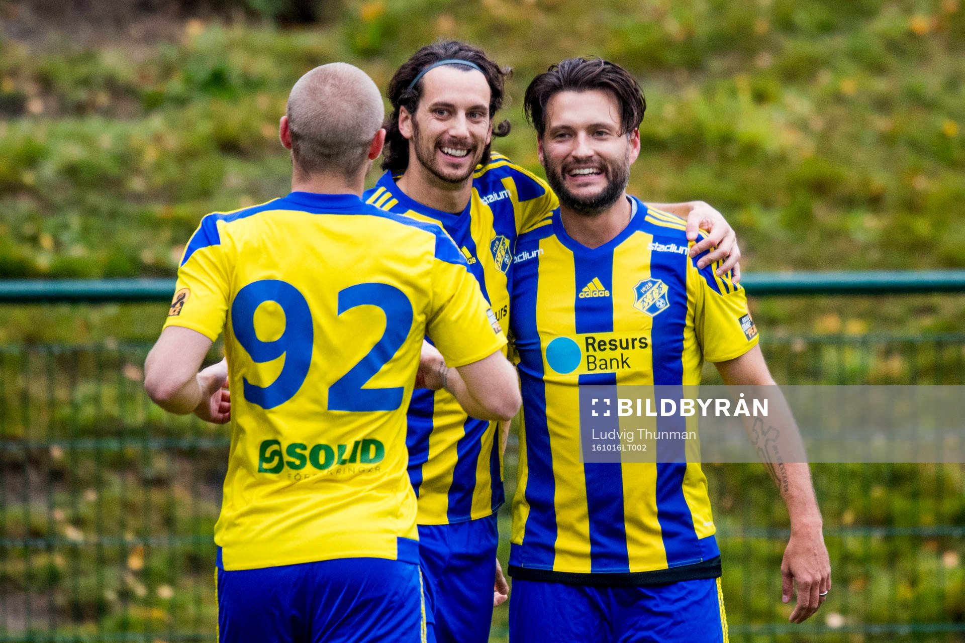 Eskilsminnes Filip Egger och Emil Åberg kramar om Patrik Åström som gjort 1-0 under fotbollsmatchen i Division 2 Västra Götaland mellan Eskilsminne och Vinbergs IF den 16 oktober 2016 i Helsingborg.