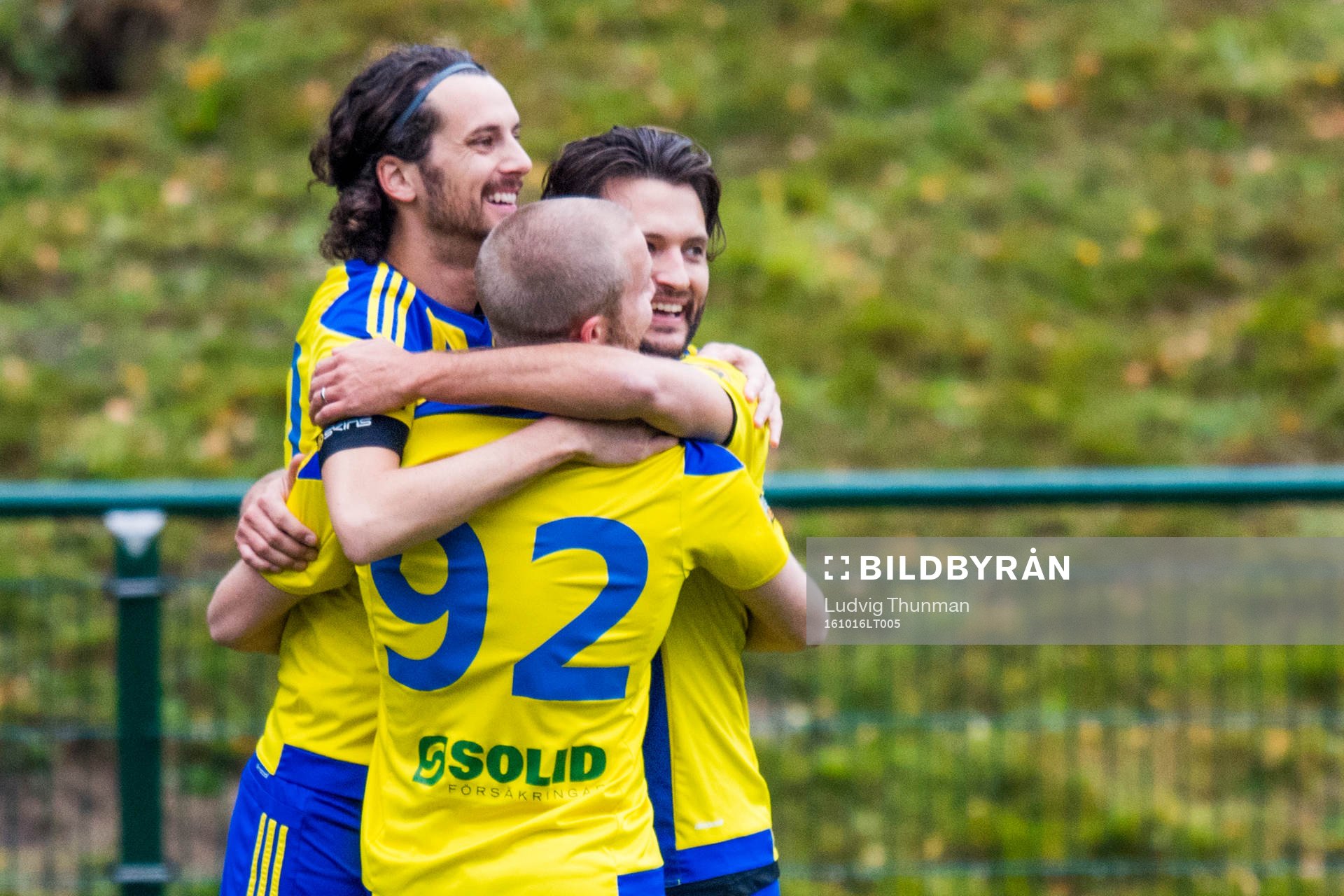 Eskilsminnes Filip Egger och Emil Åberg kramar om Patrik