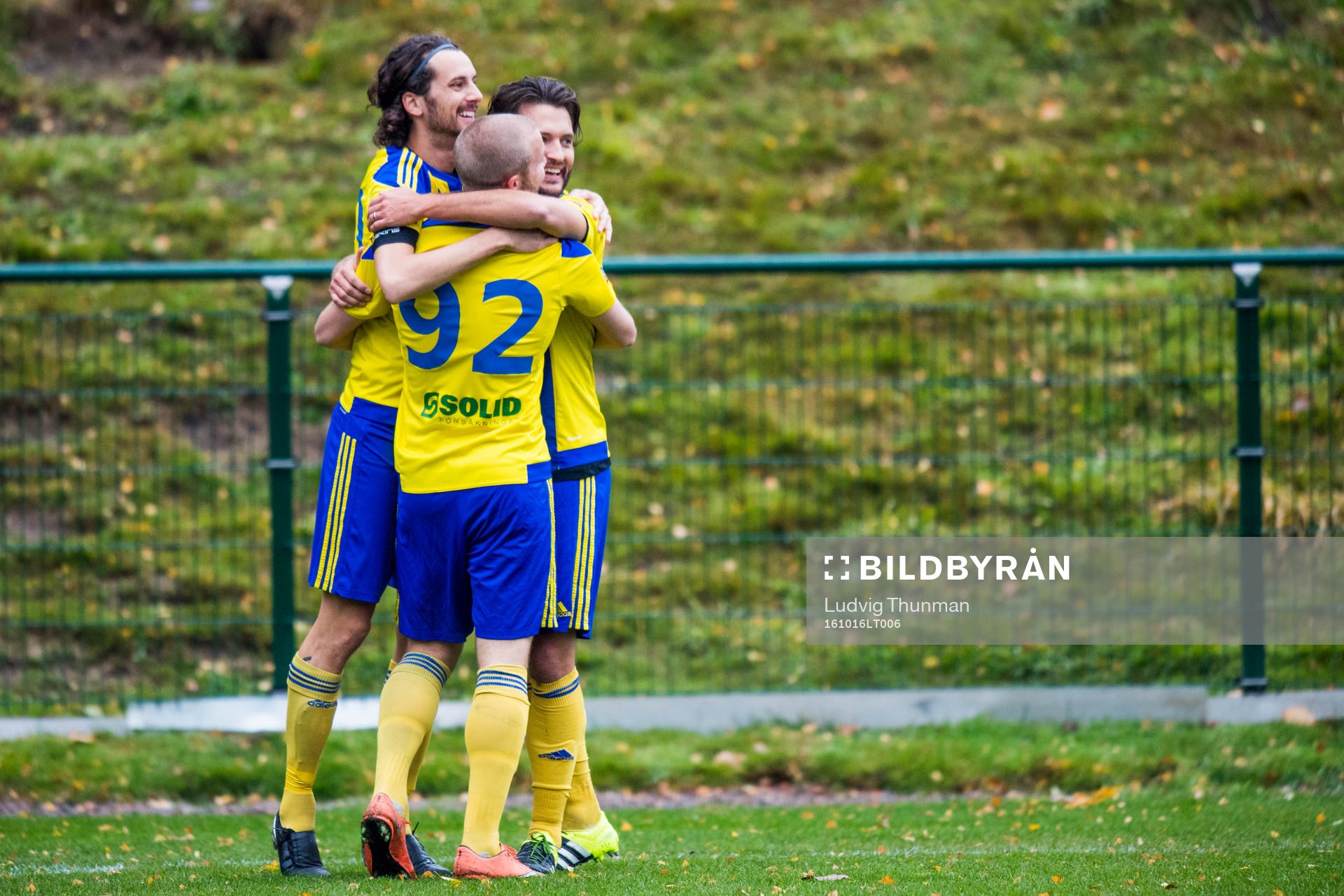 Eskilsminnes Filip Egger och Emil Åberg kramar om Patrik Åström som gjort 1-0 under fotbollsmatchen i Division 2 Västra Götaland mellan Eskilsminne och Vinbergs IF den 16 oktober 2016 i Helsingborg.
