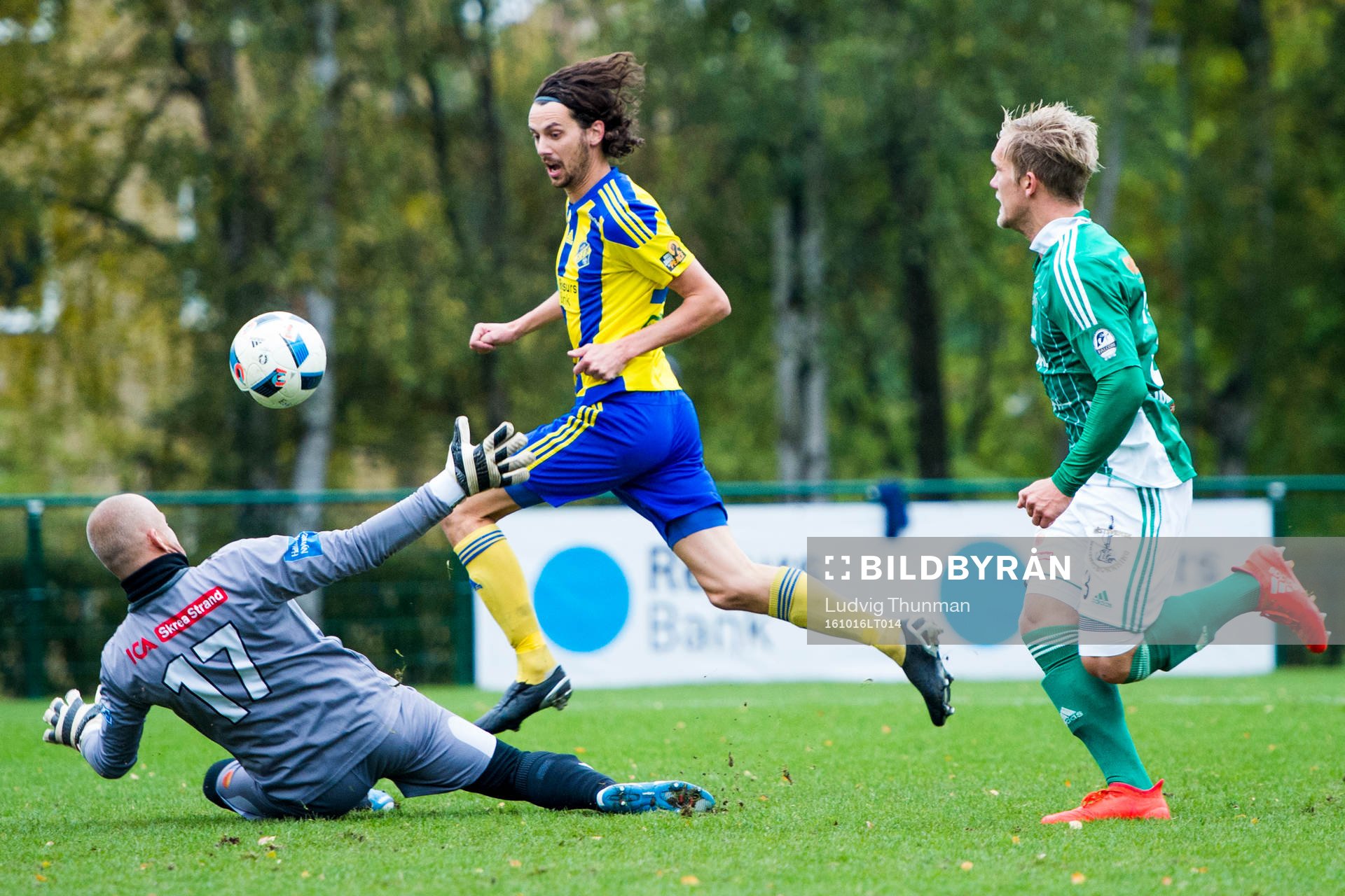 Eskilsminnes Filip Egger gör 3-0 bakom Vinbergs målvakt